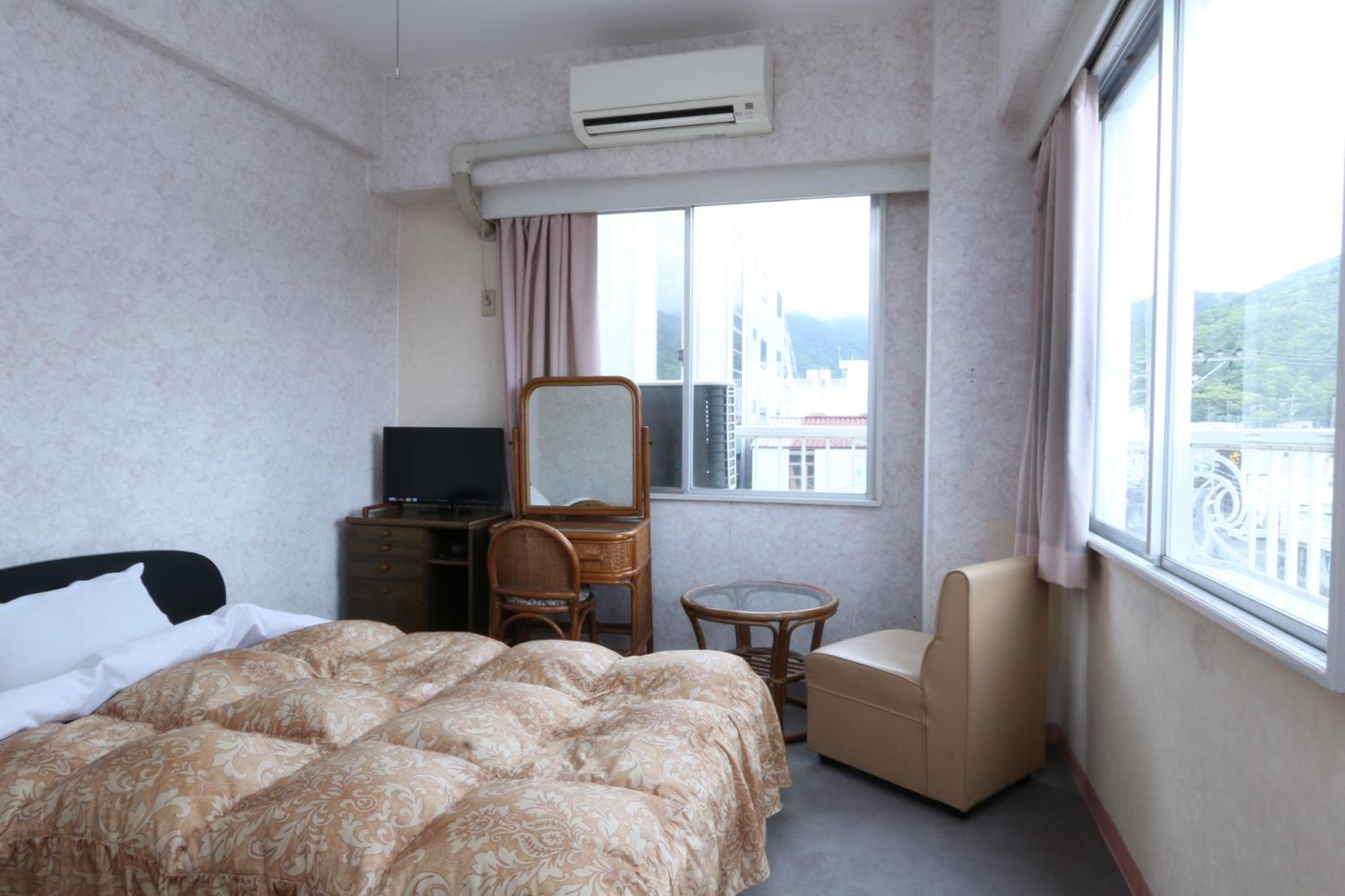 Standard Twin Room - Photo 3