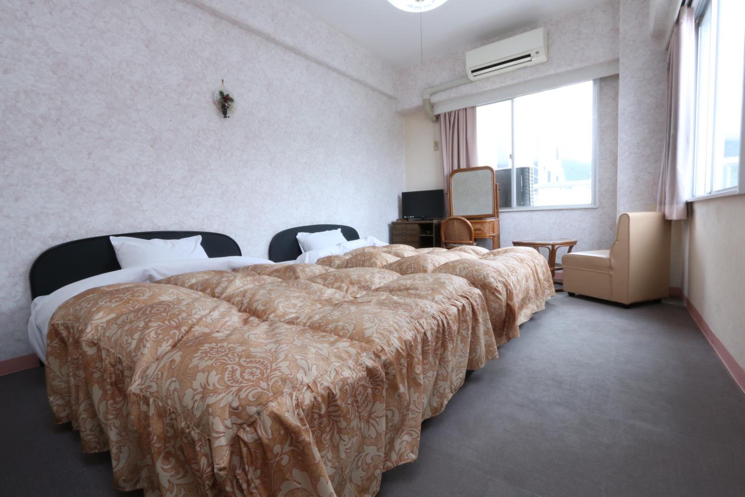 Standard Twin Room - Photo 1