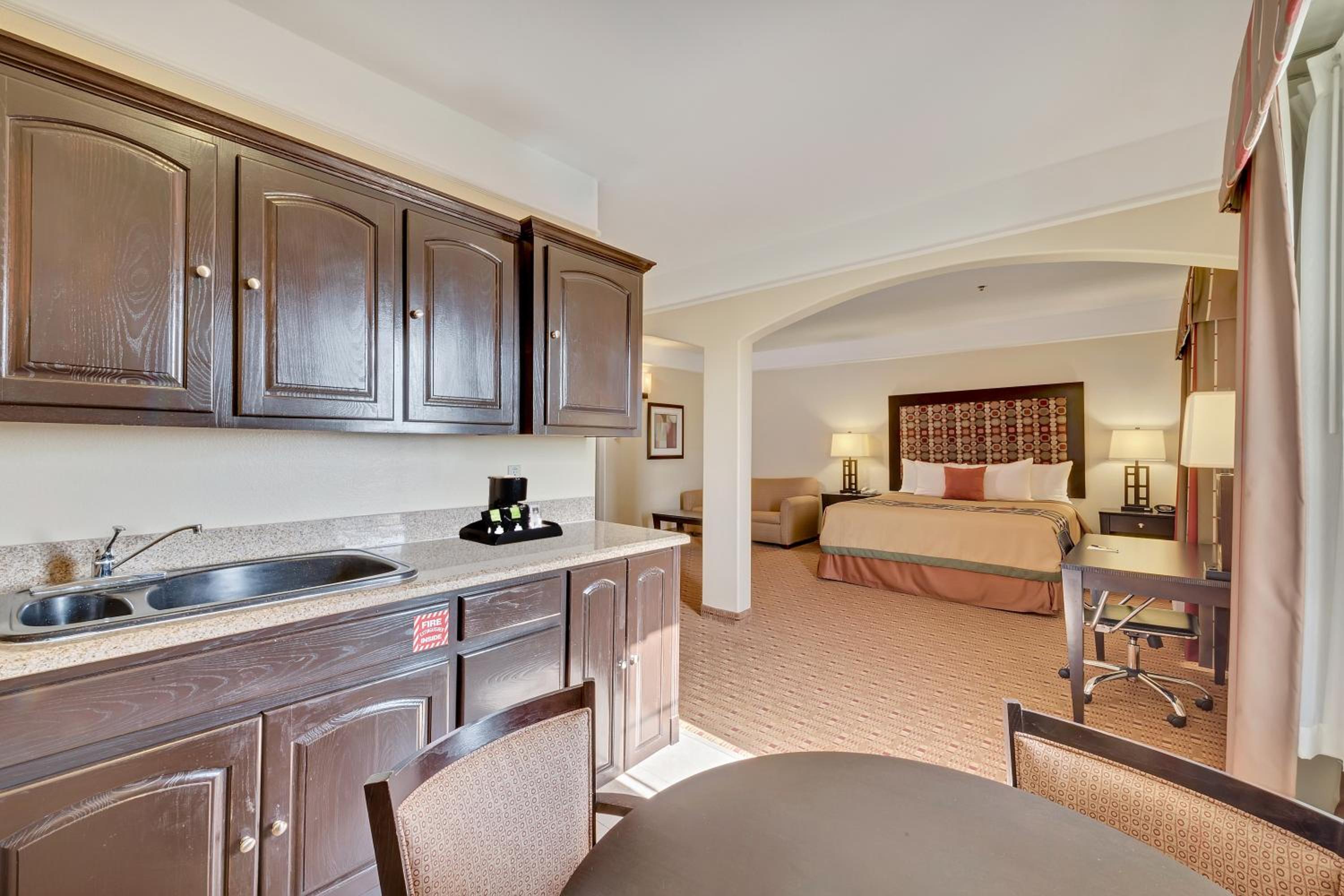 King Suite with Kitchenette - Photo 1