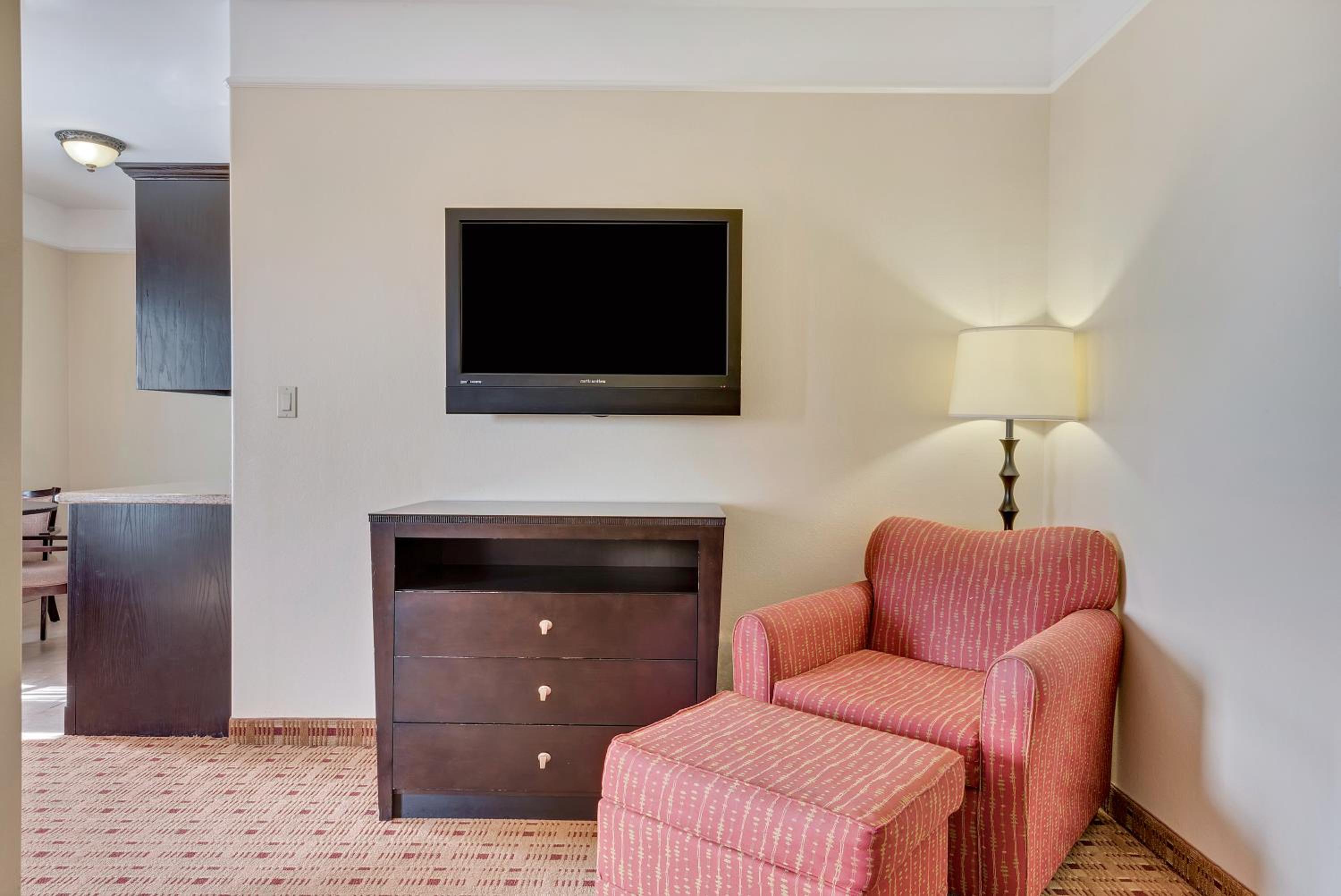 King Suite with Kitchenette - Photo 4