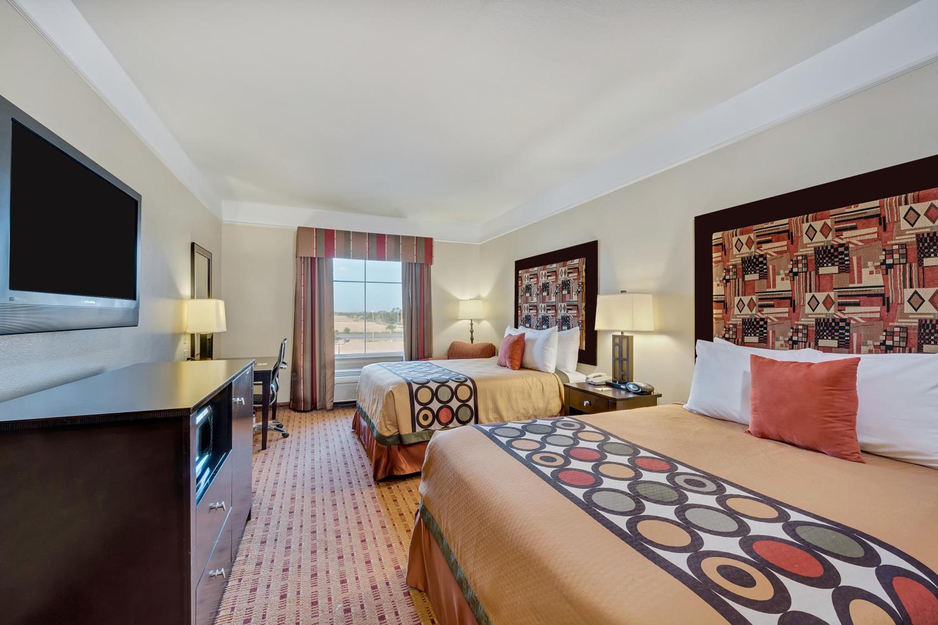 Queen Room with Two Queen Beds - Non-Smoking - Photo 3