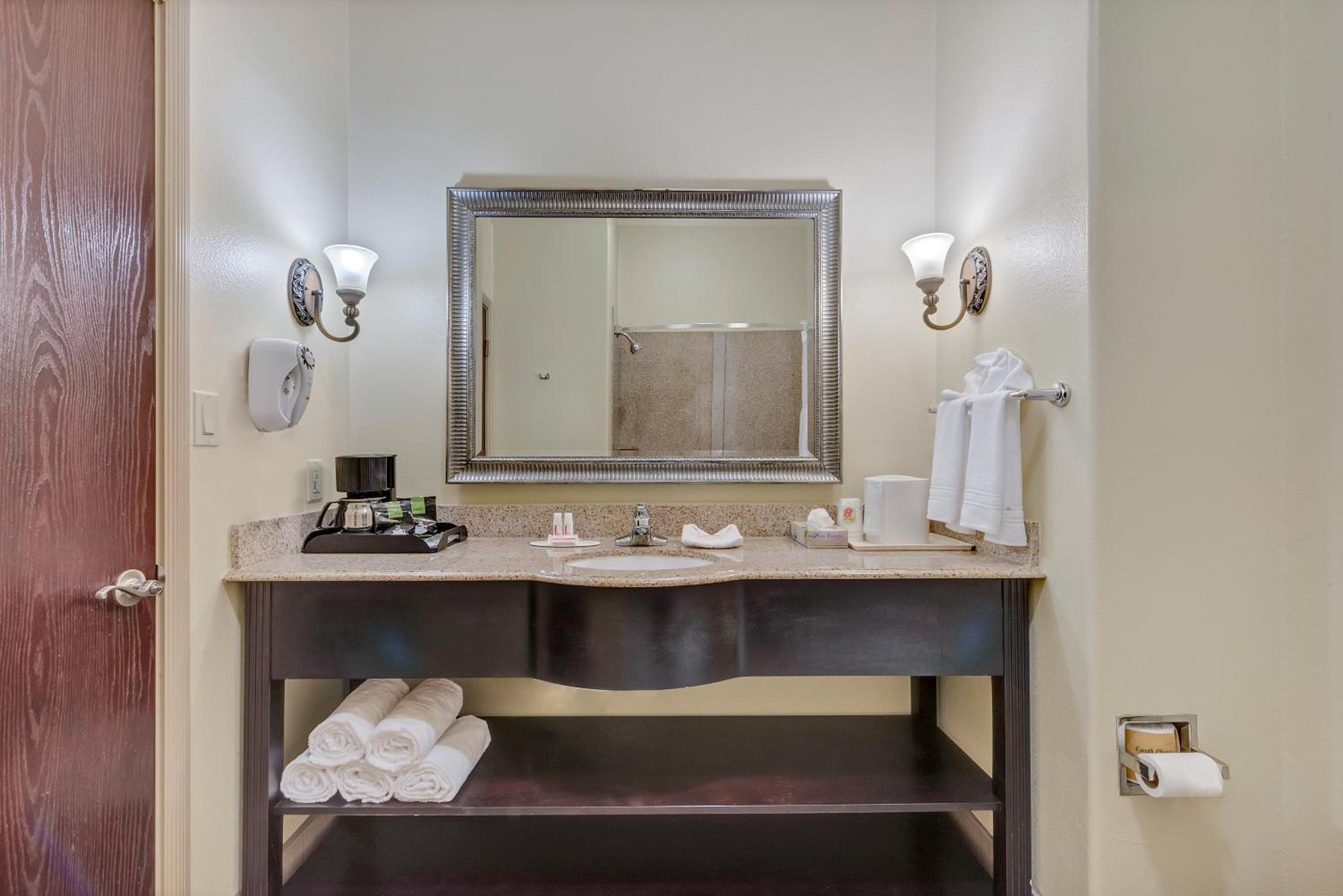 King Room - Non-Smoking - Photo 4