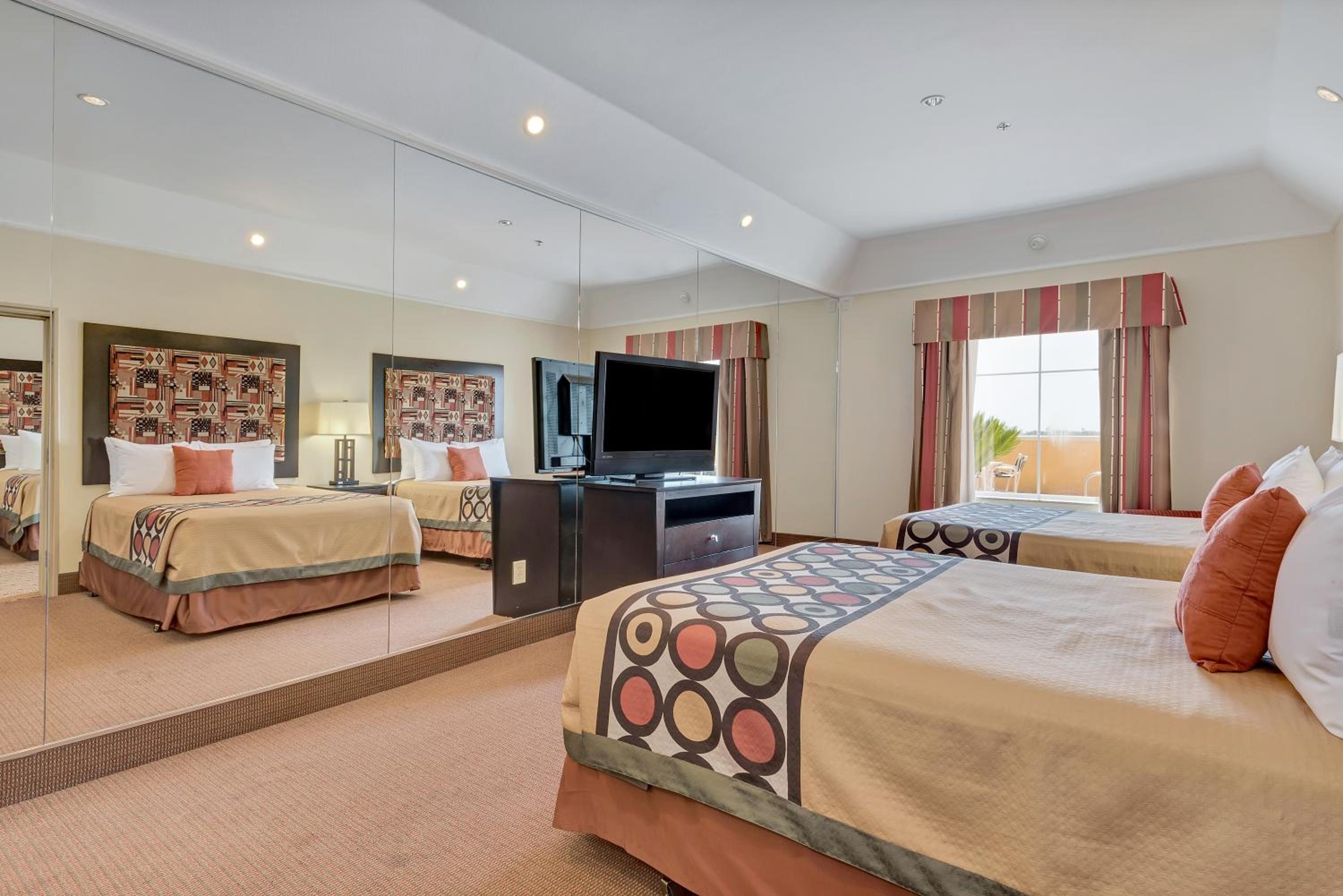 Queen Room with Two Queen Beds - Non-Smoking - Photo 1