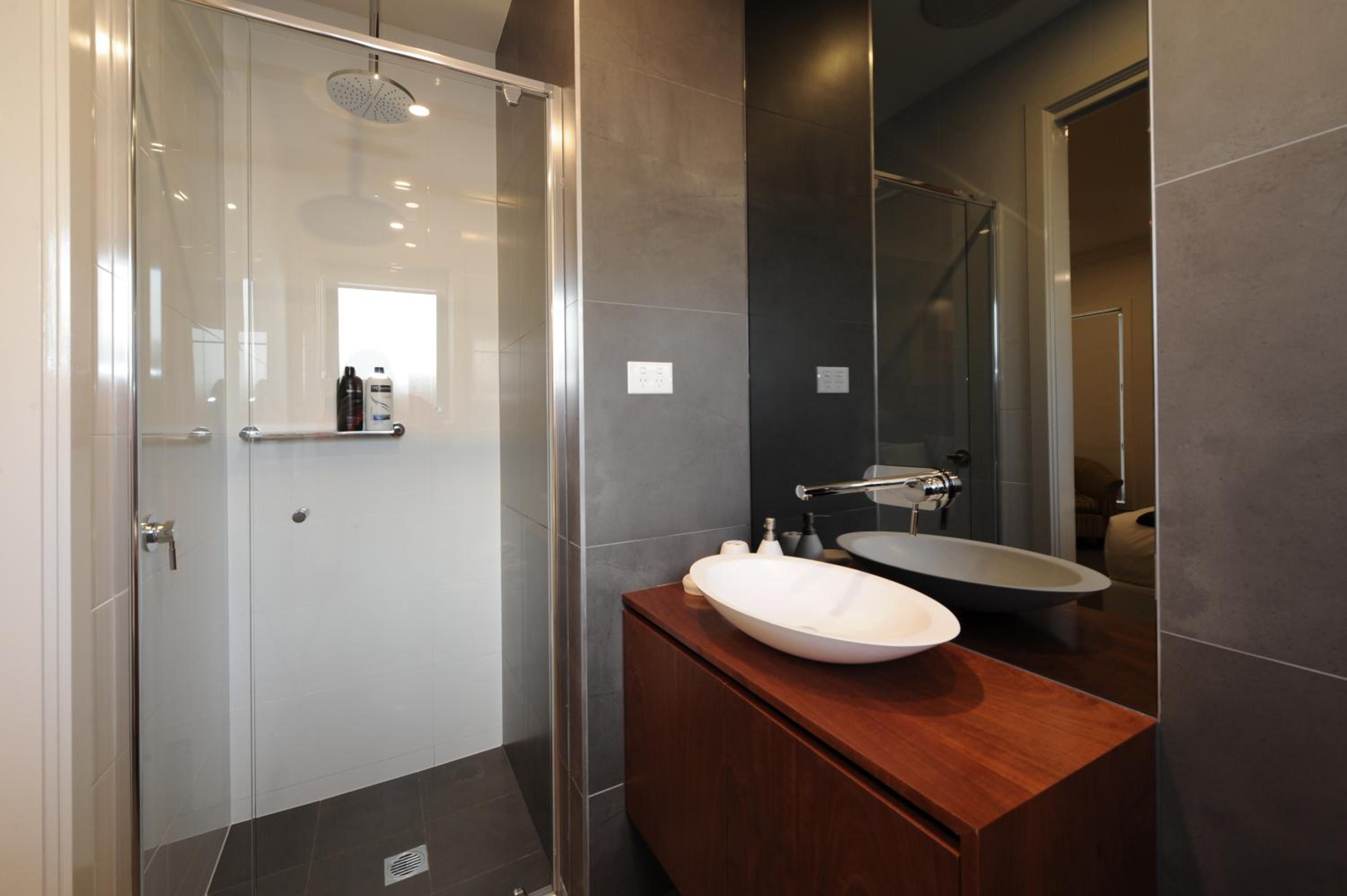 Three-Bedroom House- Victoria (Not Pet Friendly) photo 3