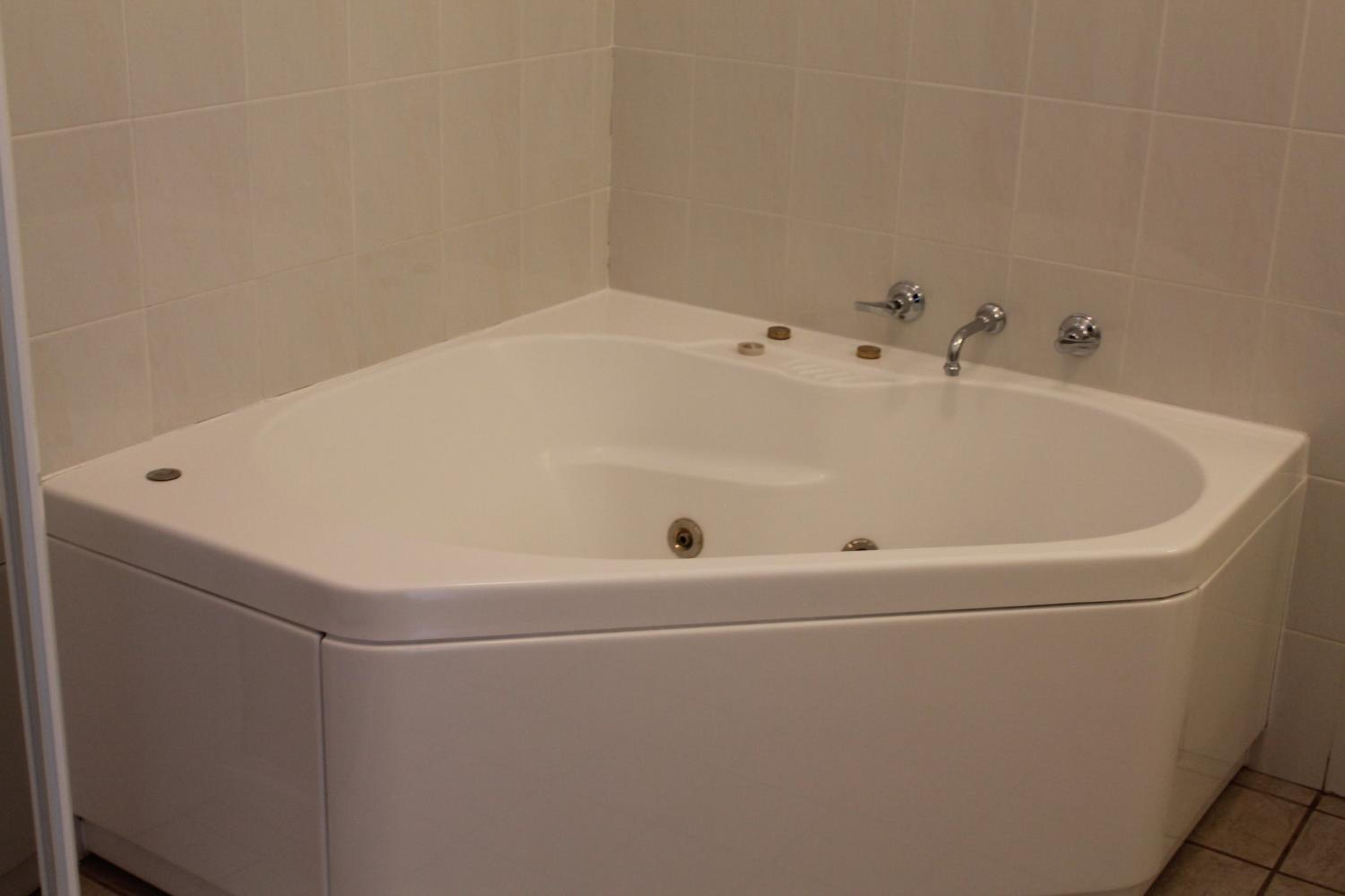Deluxe Double or Twin Room with Spa Bath - Photo 1