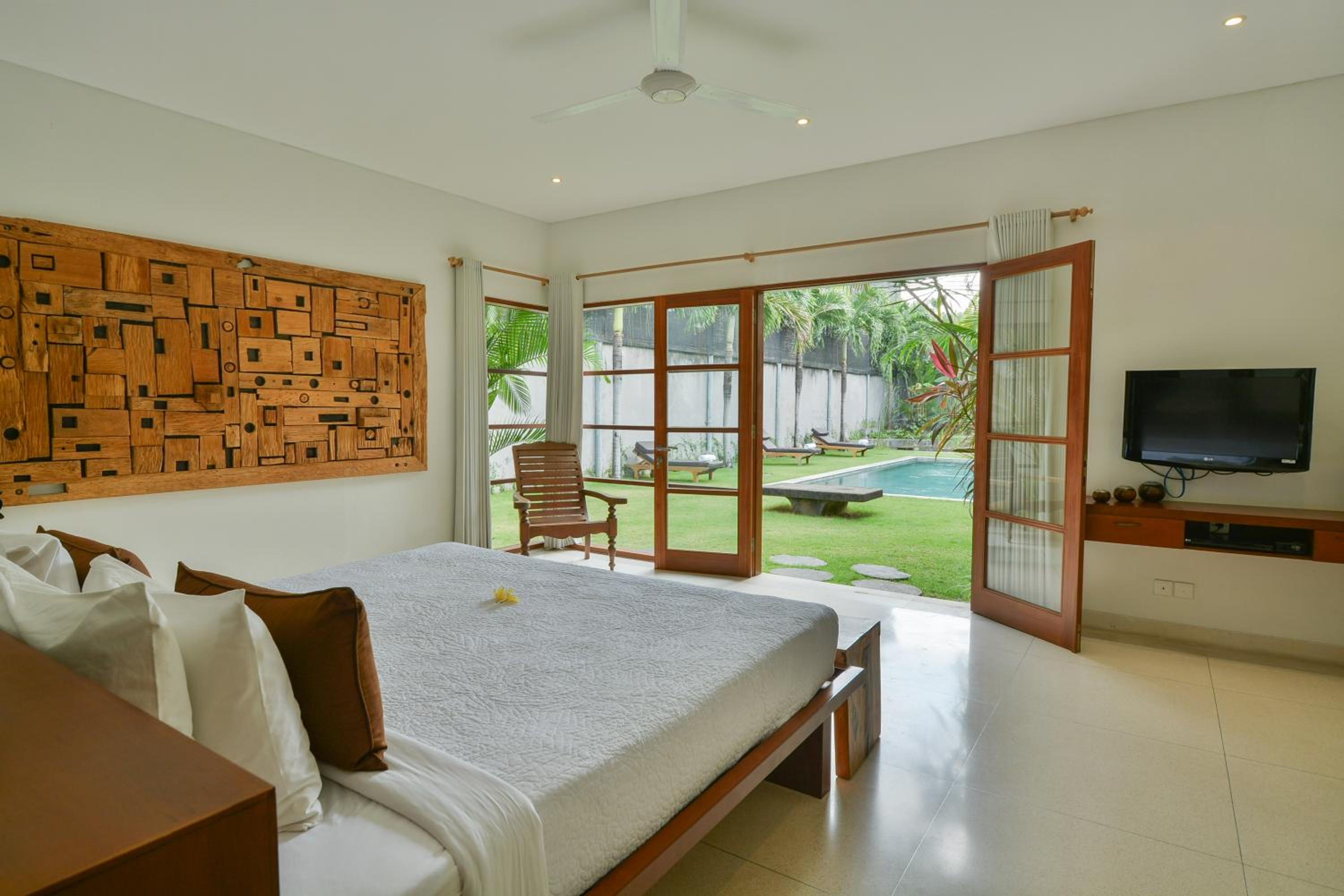 Five-Bedroom Villa with Private Pool and Fully Equipped Kitchenette - Photo 45