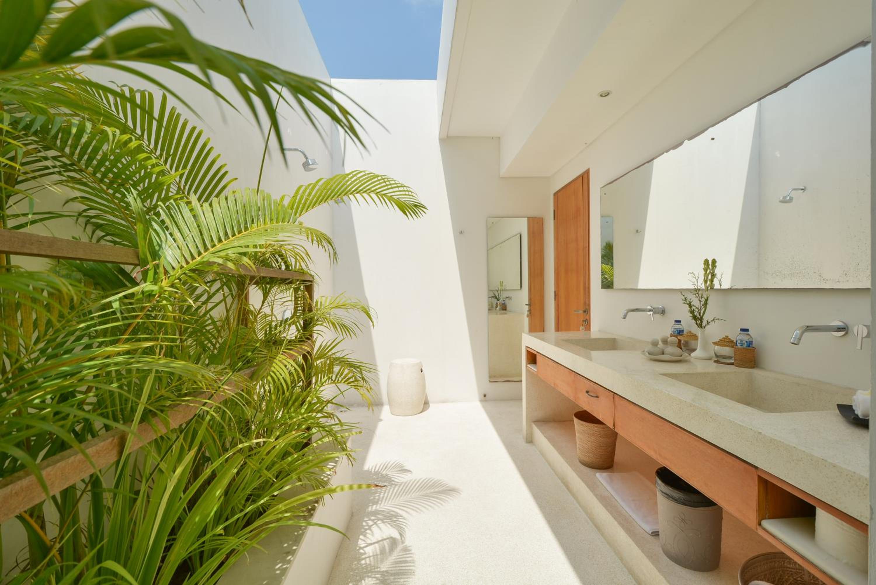 Five-Bedroom Villa with Private Pool and Fully Equipped Kitchenette - Photo 44