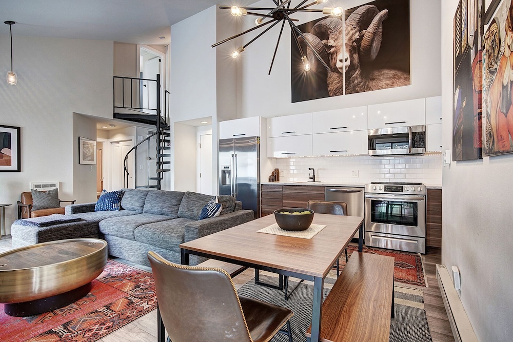 Signature Condo, 2 Bedrooms, Balcony, Courtyard View (Flying Dutchman 1188) photo 1
