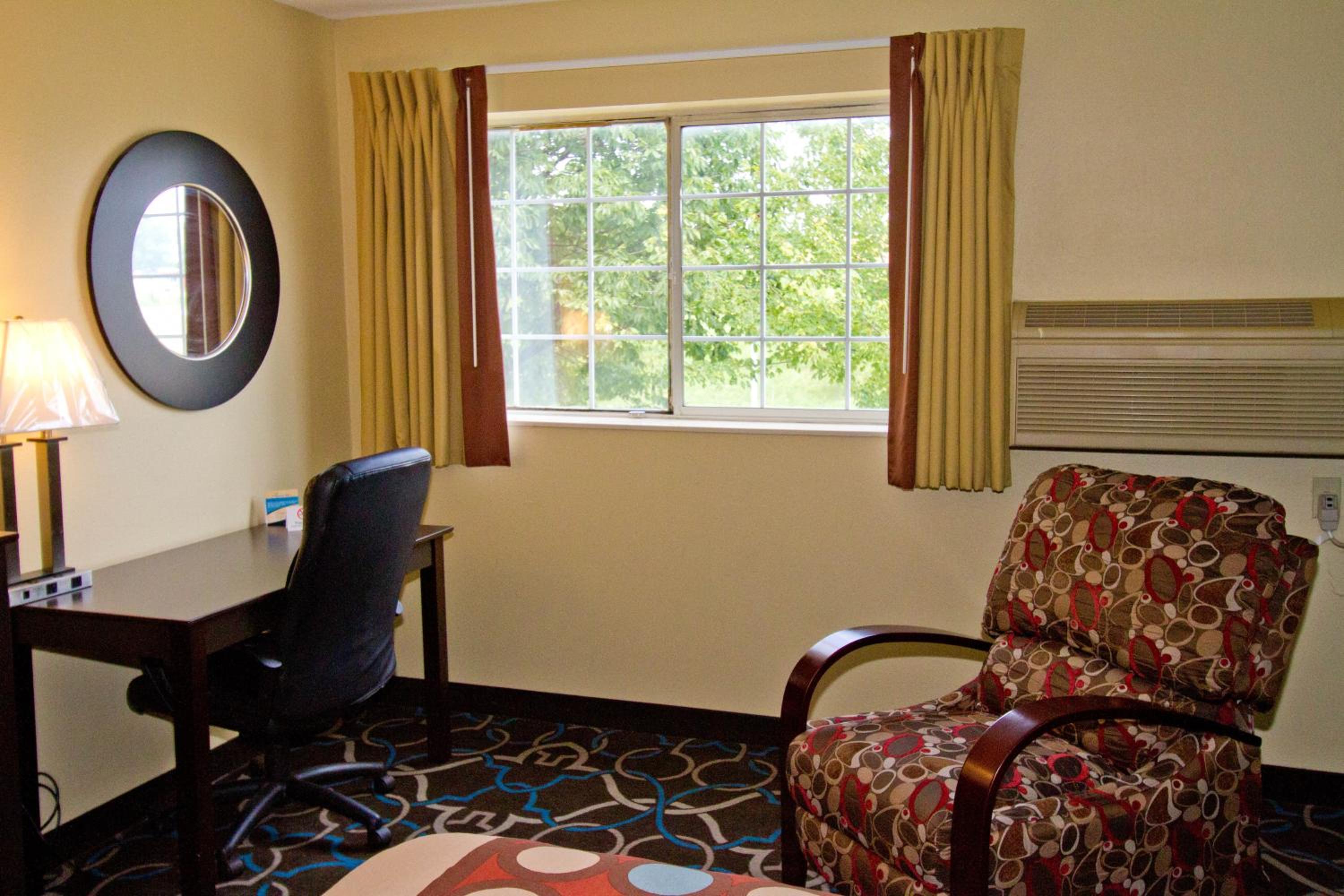 King Suite - Non-Smoking photo 3