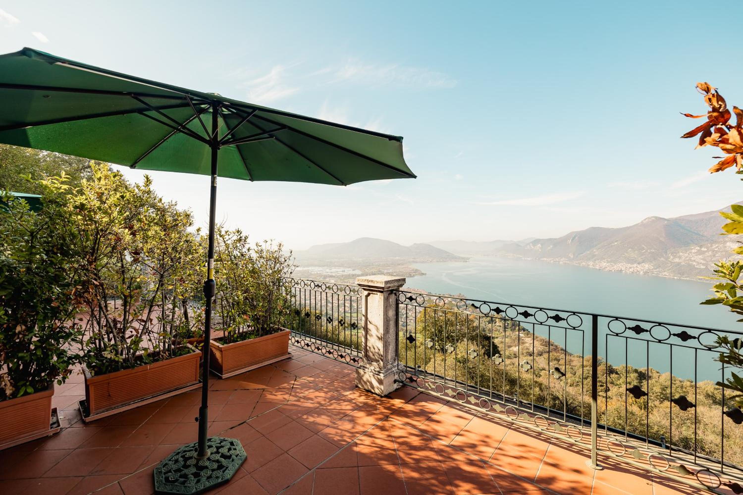 Superior Double or Twin Room with Lake View photo 2