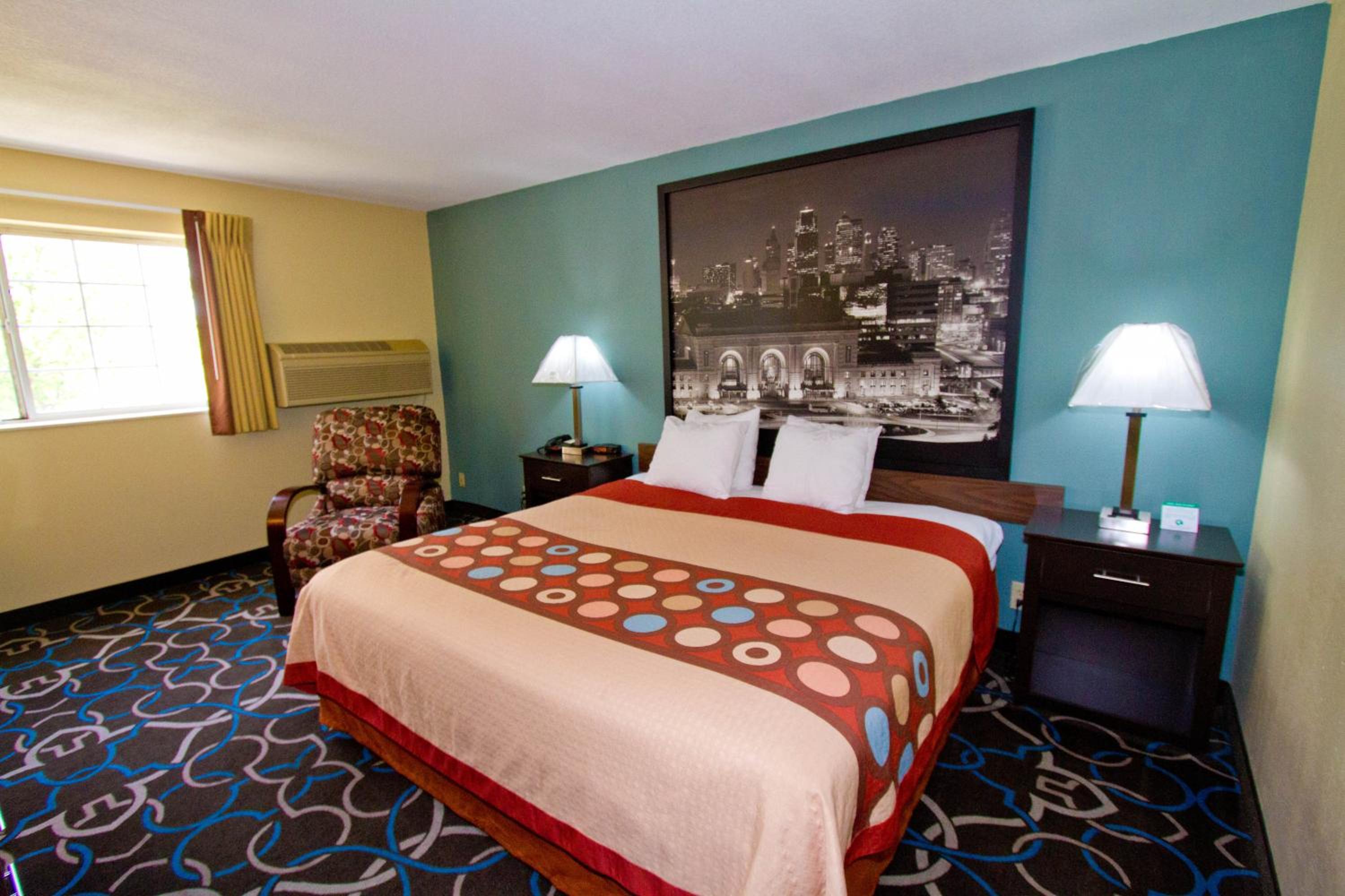 King Suite - Non-Smoking photo 2