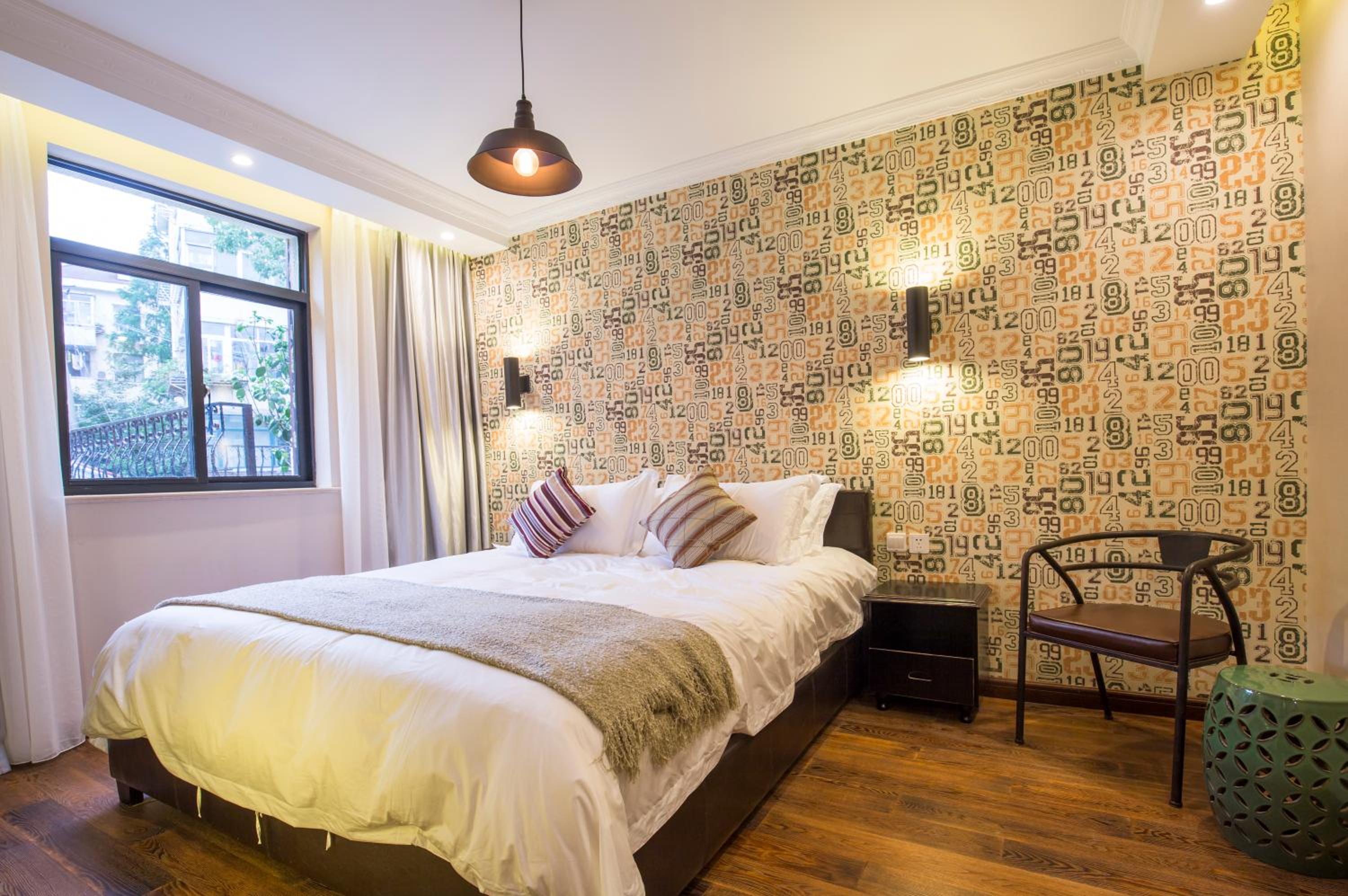 Deluxe Queen Room - Photo 1
