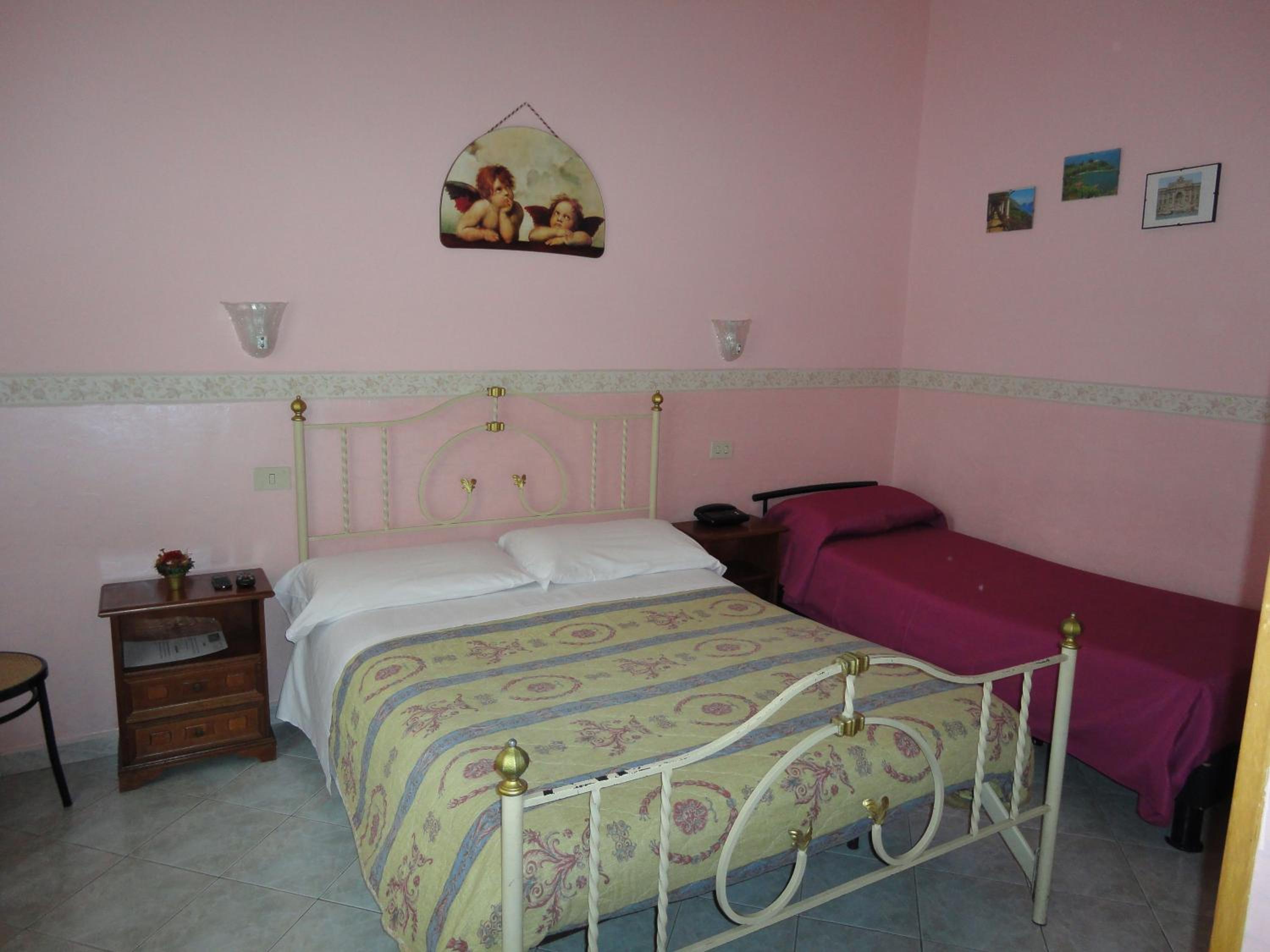 Economy Triple Room photo 3