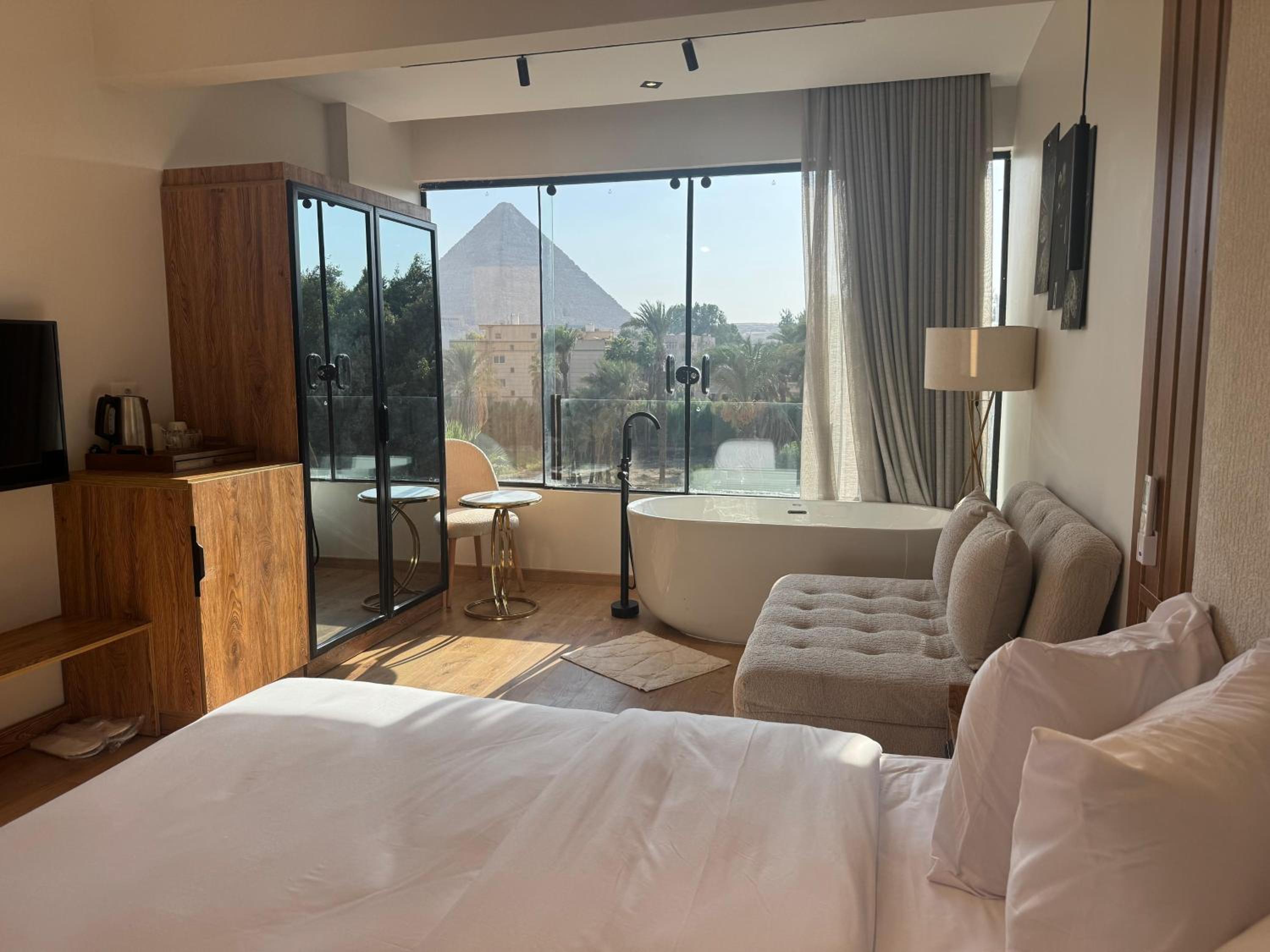 Signature Suite with Hot Tub Panoramic Pyramid photo 1