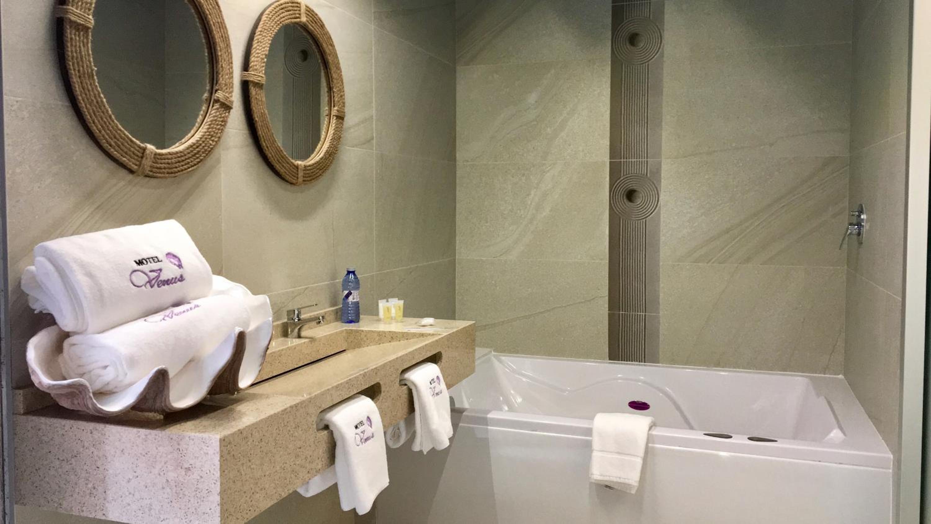 King Suite with Spa Bath photo 2