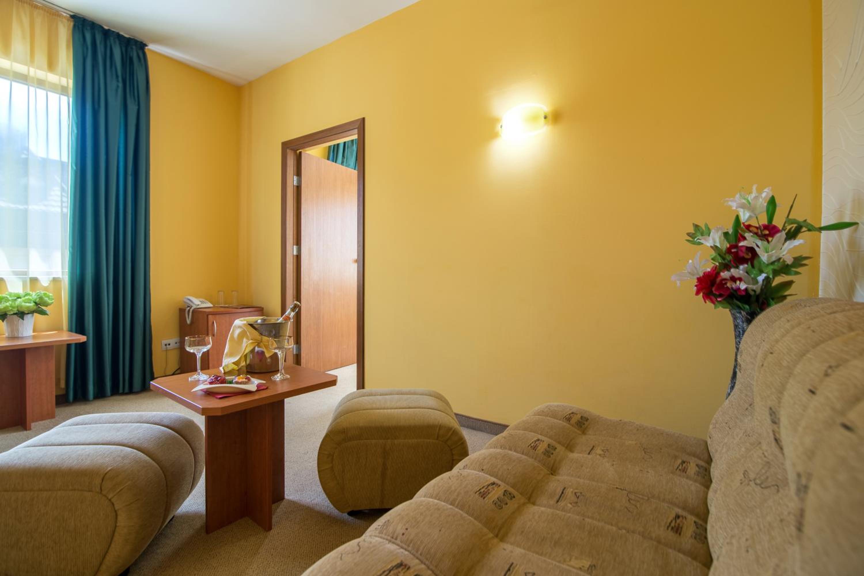 Family Suite (2 Adults + 2 Children)