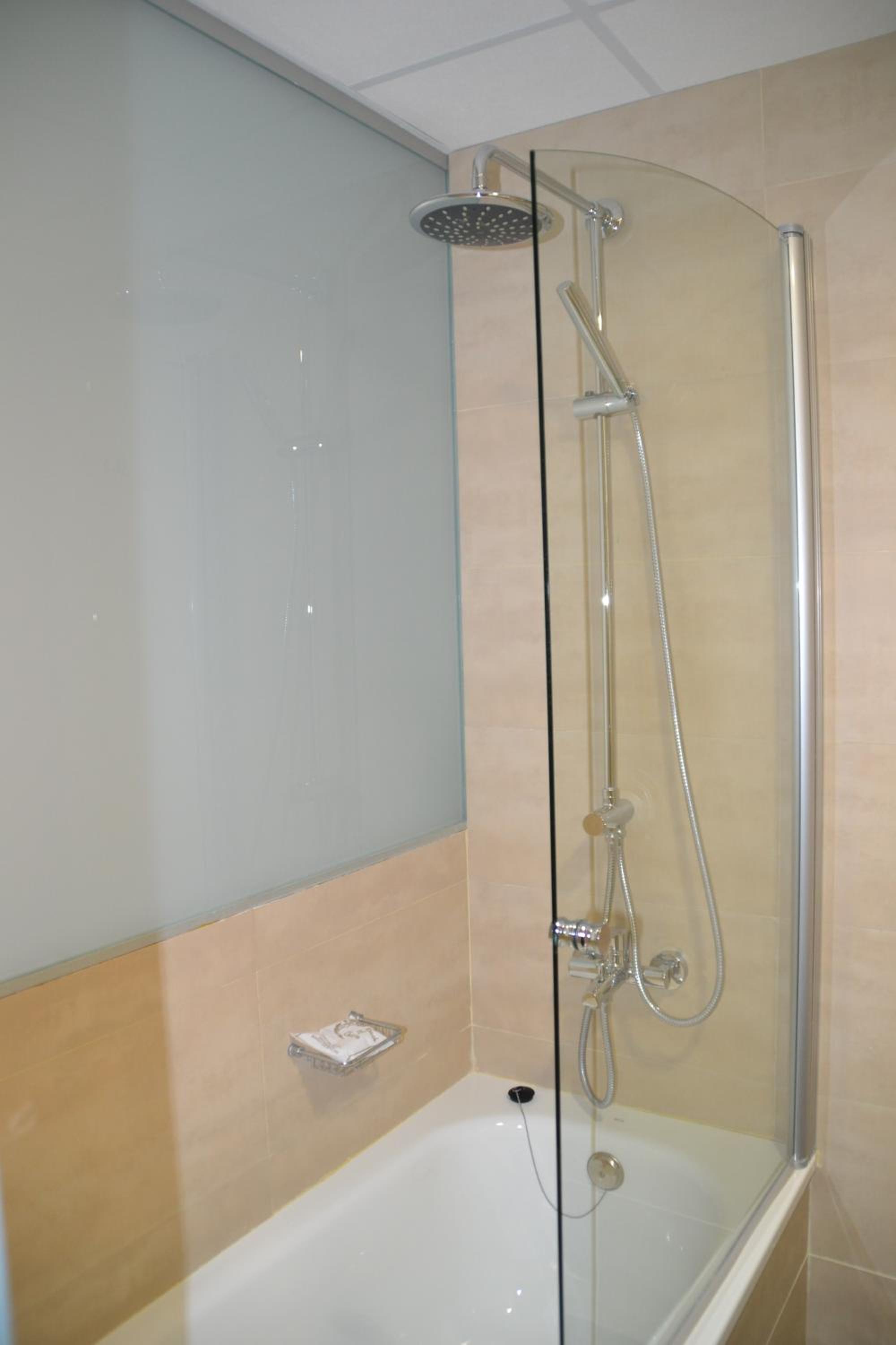 Double or Twin Room - Photo 8