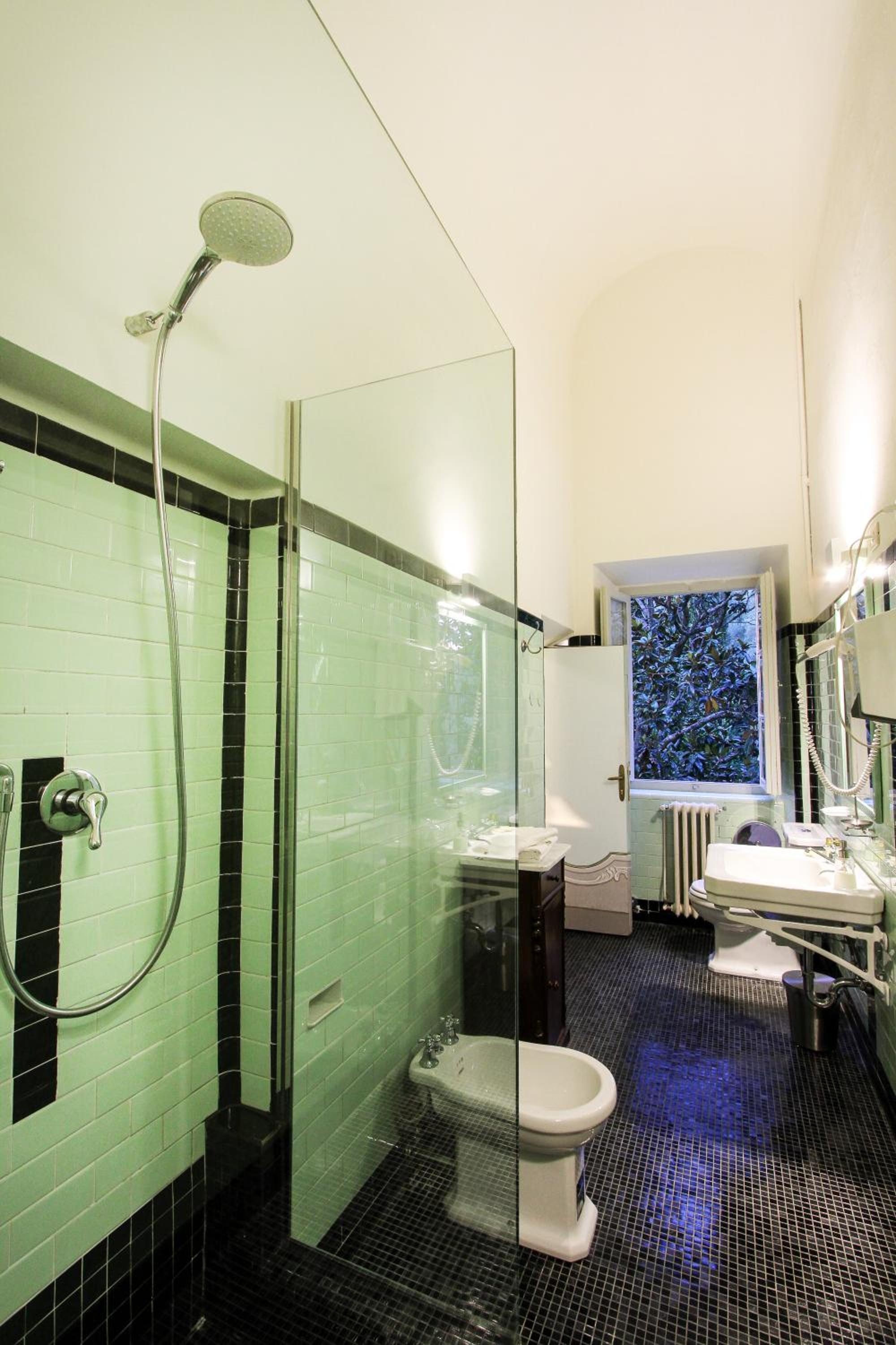 Deluxe Double or Twin Room with City View - Photo 8