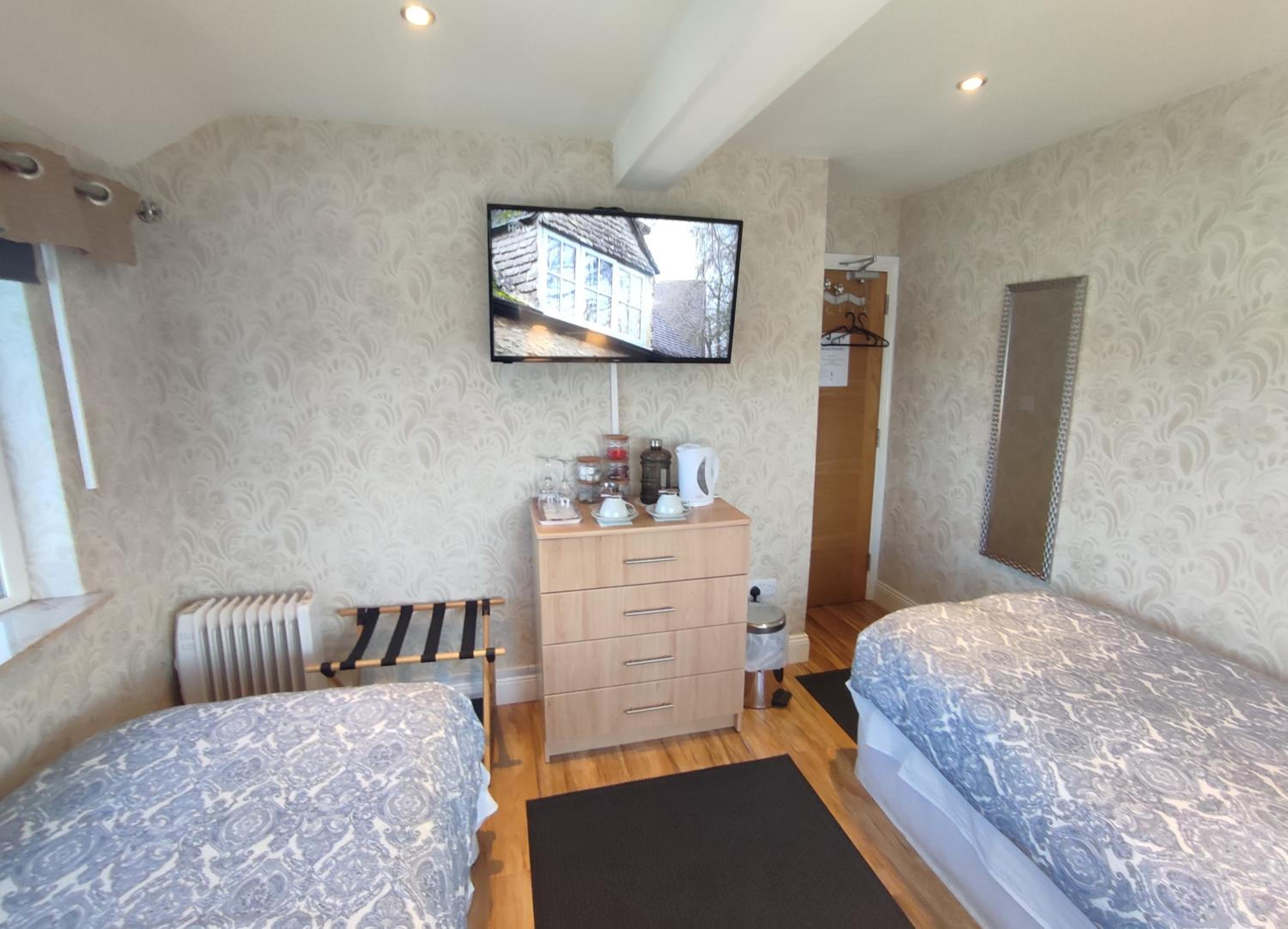 Standard Twin Room with Shared Bathroom photo 3