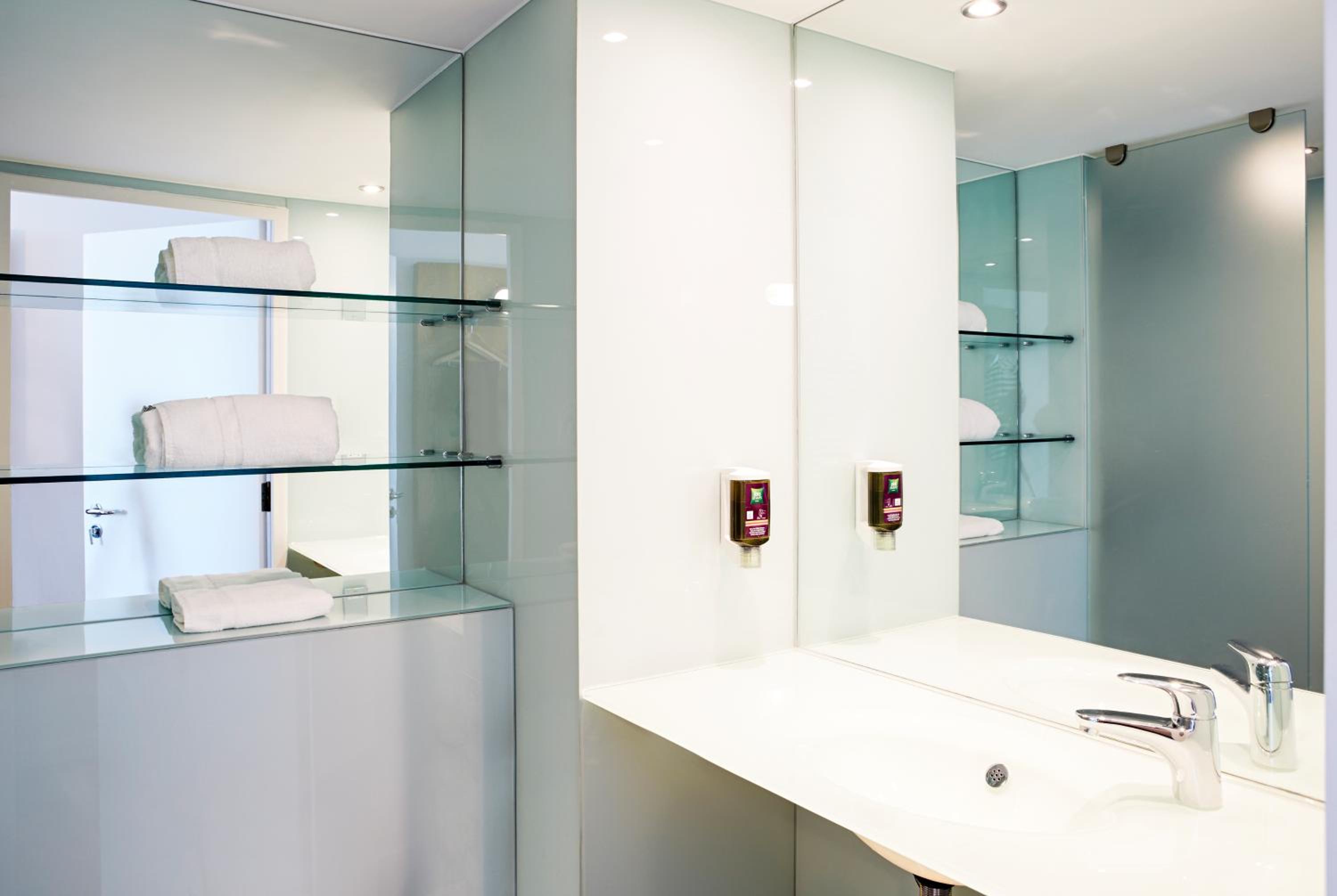 Standard Twin Room - Photo 15