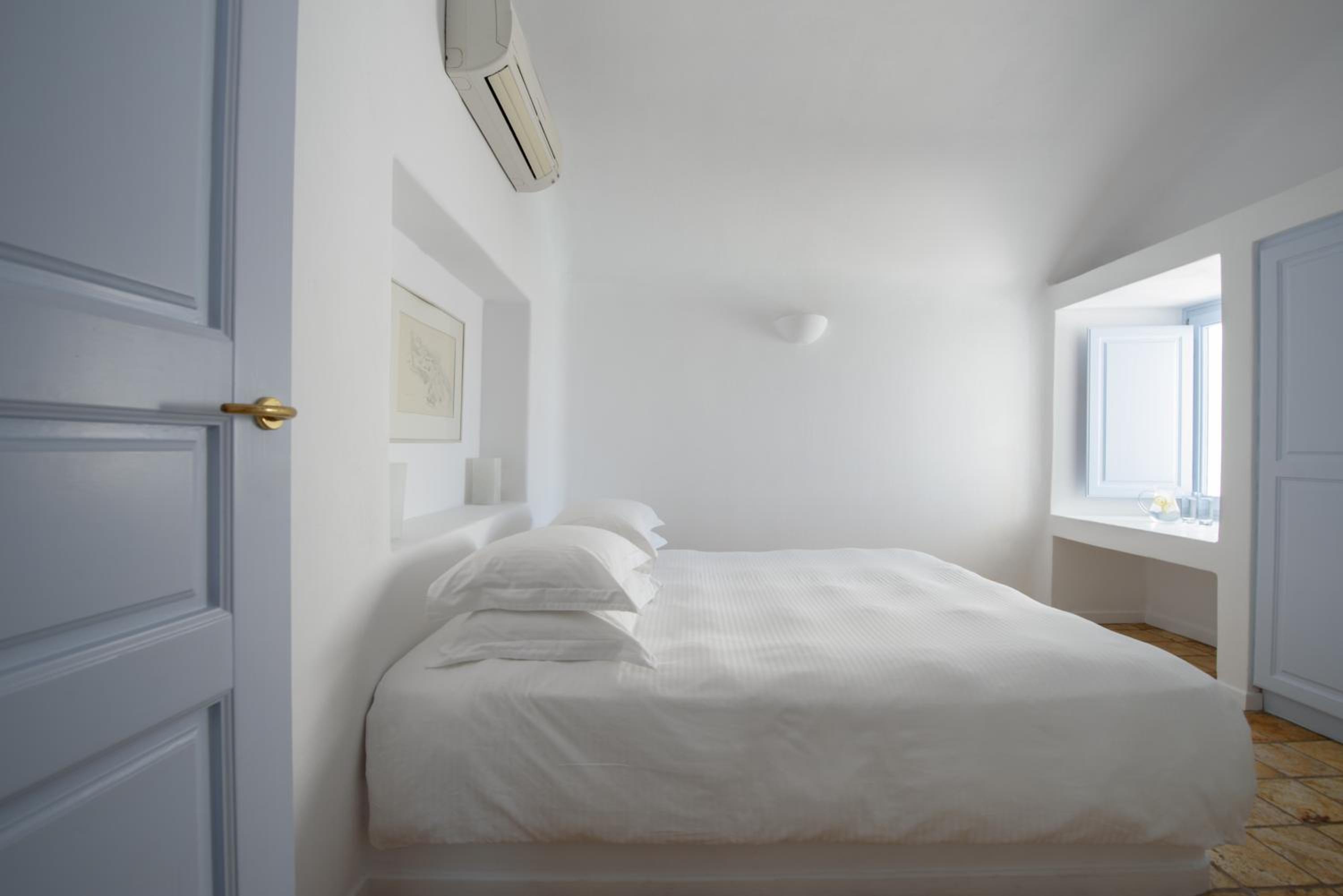 La Boheme Suite with Caldera View photo 3