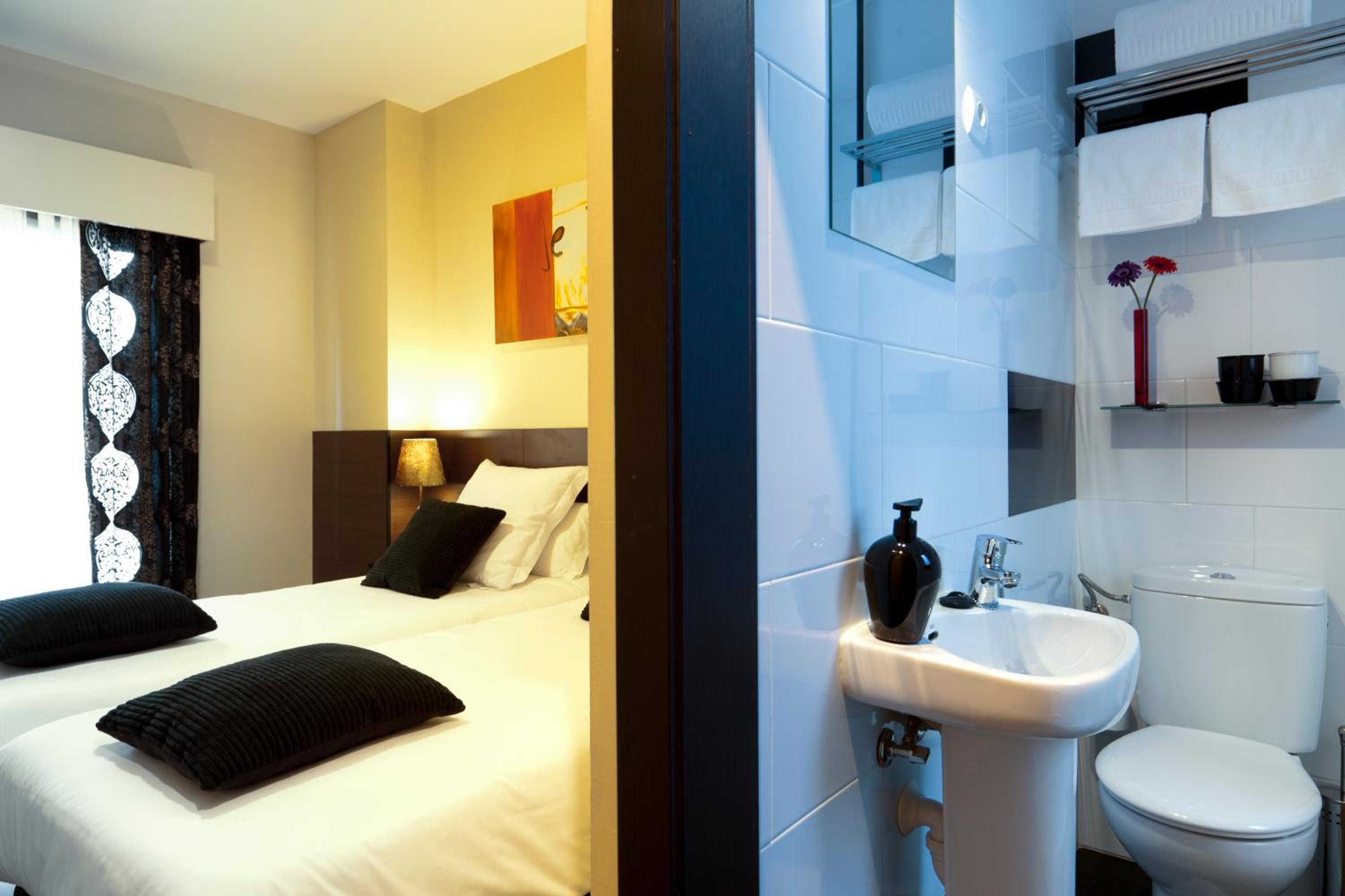 Twin Room - Photo 3