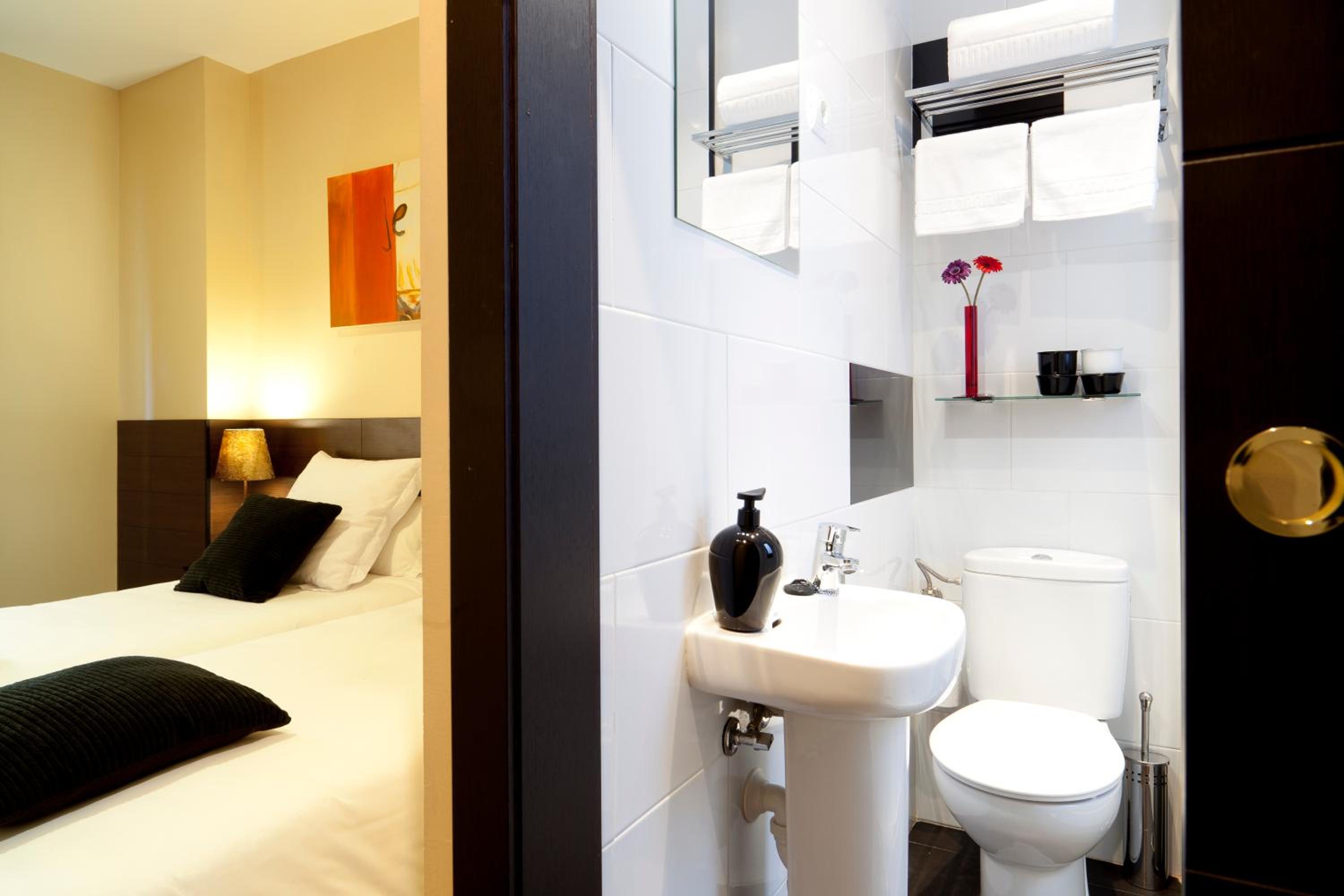 Twin Room - Photo 8