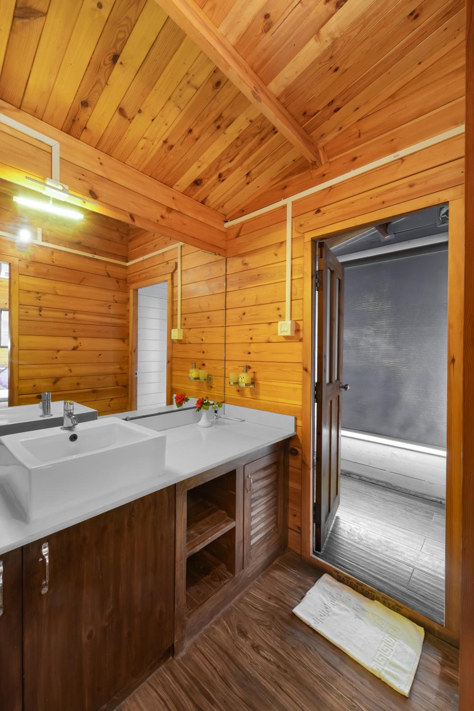 Premium Luxury Beach Cottage With Balcony photo 2