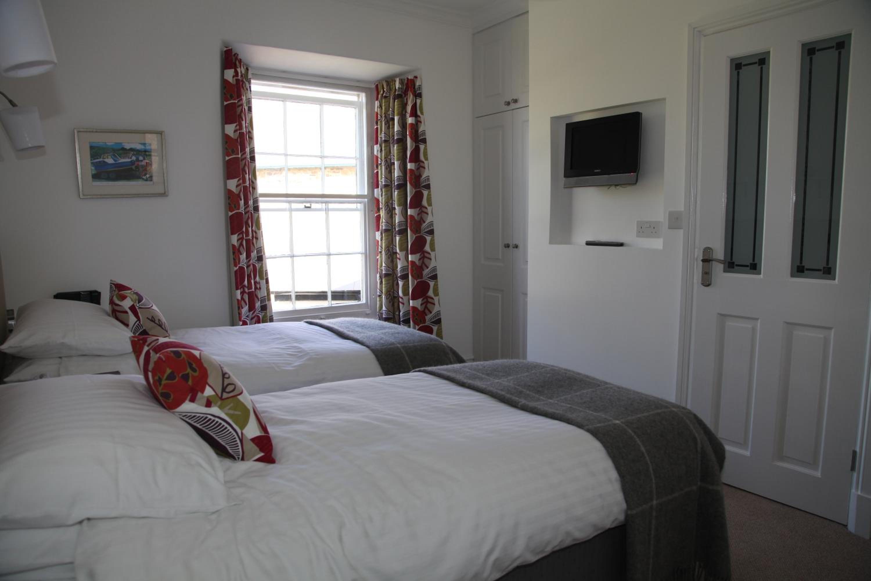 Double or Twin Room with Shower - Photo 9