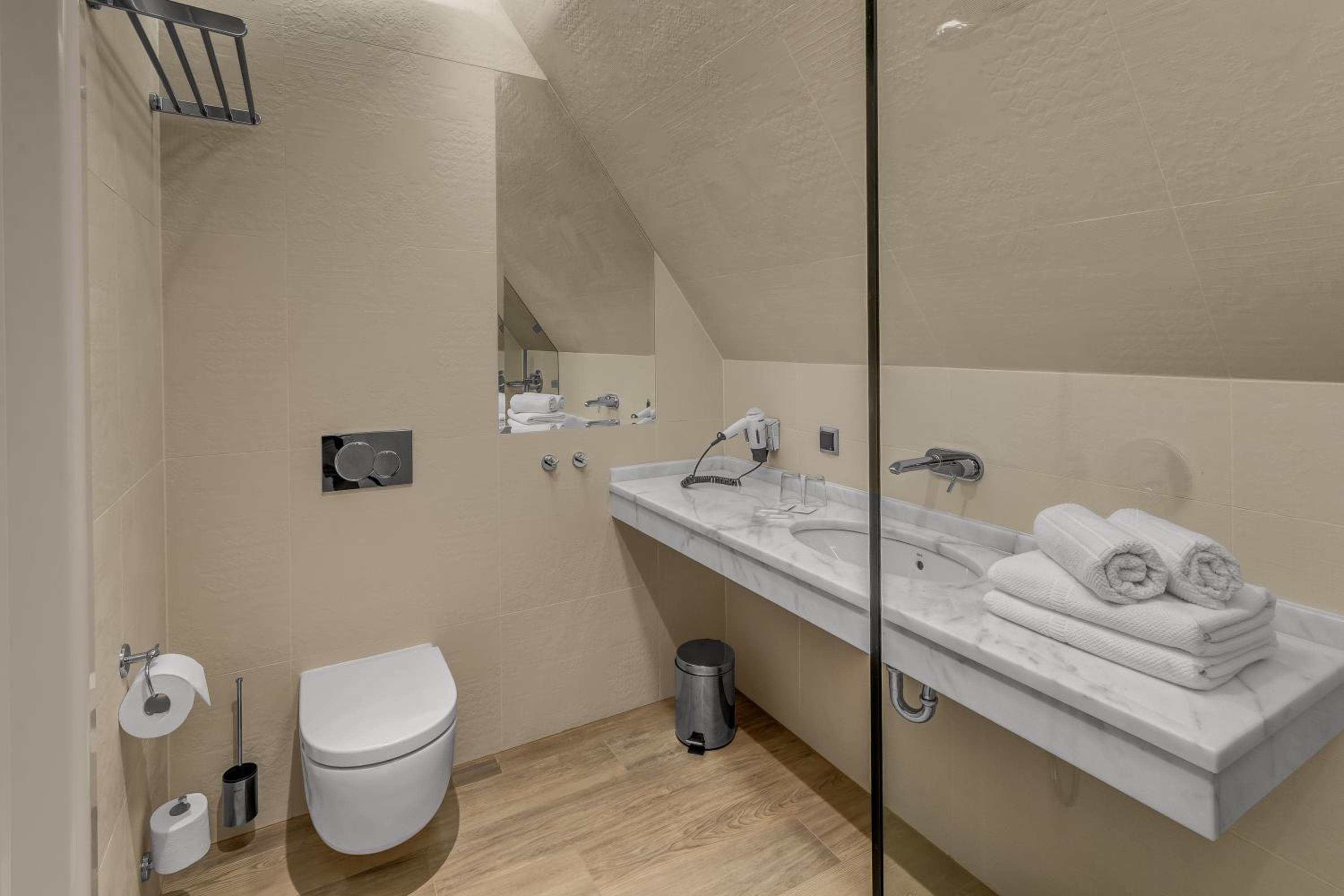 Deluxe Suite with Kitchenette and Terrace thumbnail 5