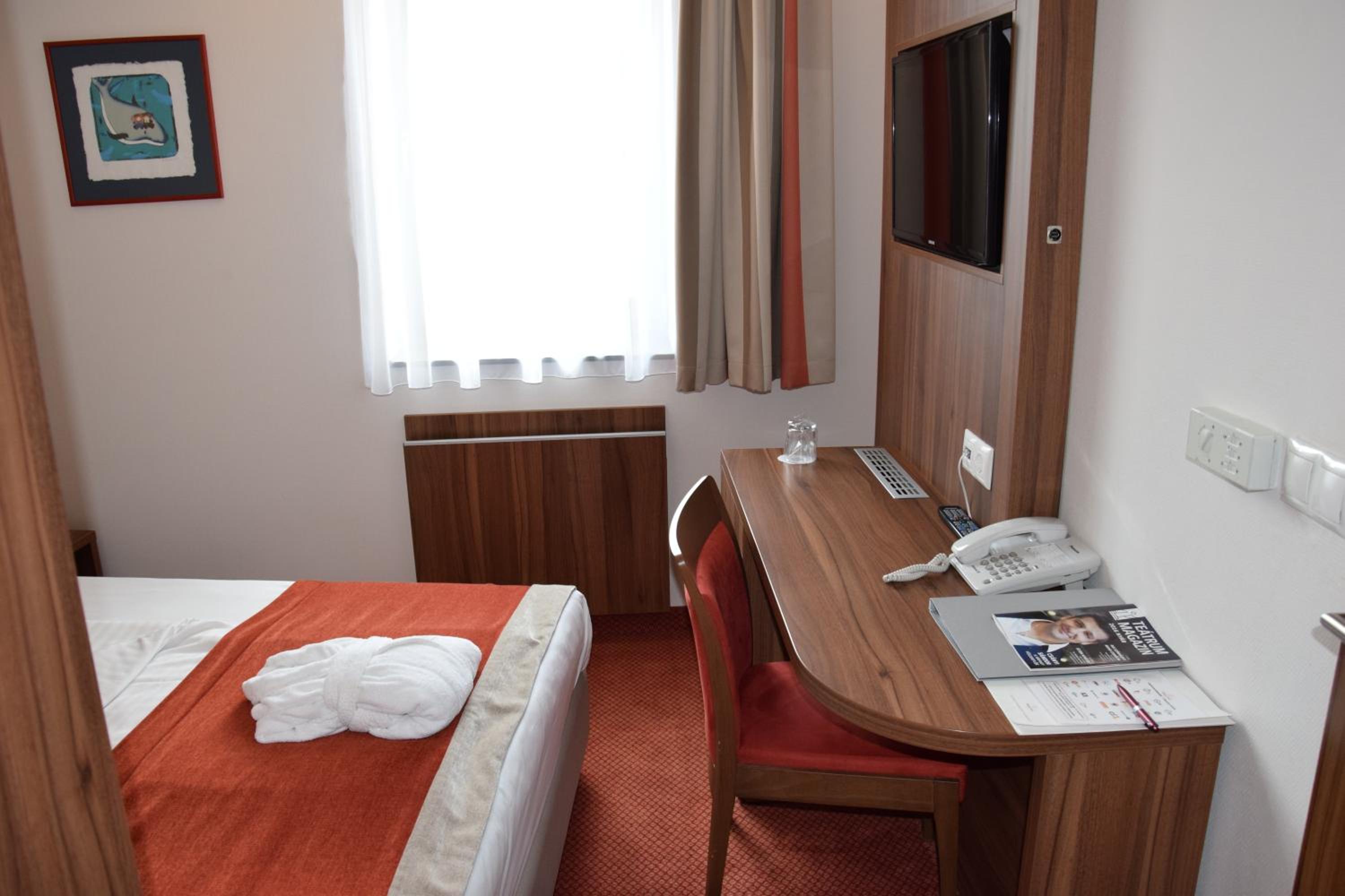 Small Double Room - Photo 4