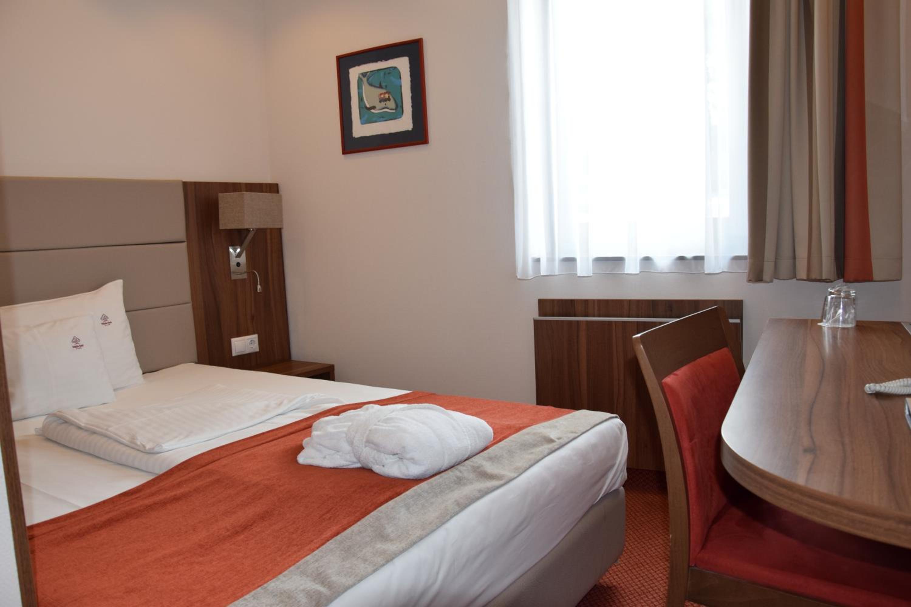 Small Double Room - Photo 3