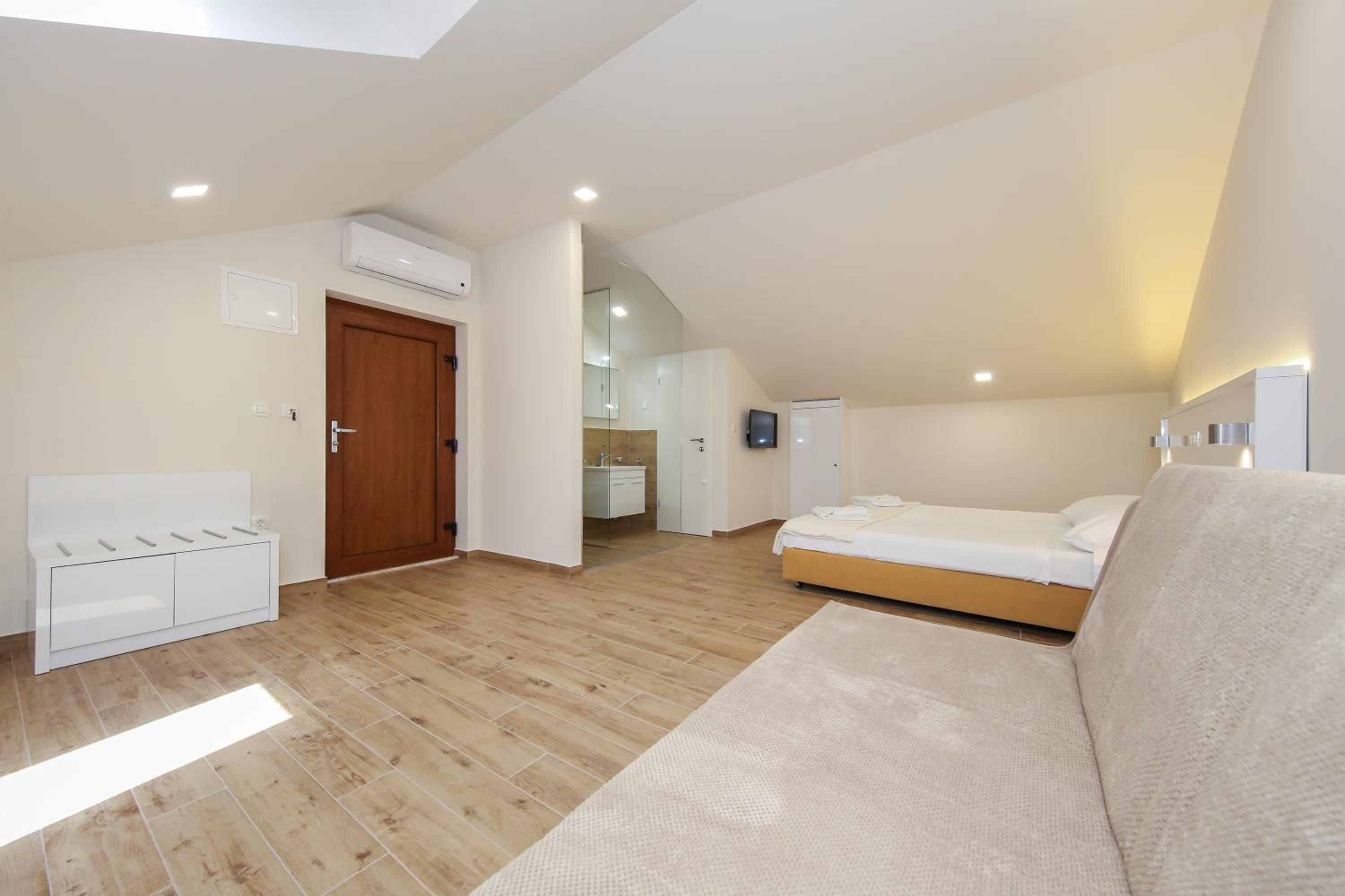 Double Room with two Extra Beds photo 2