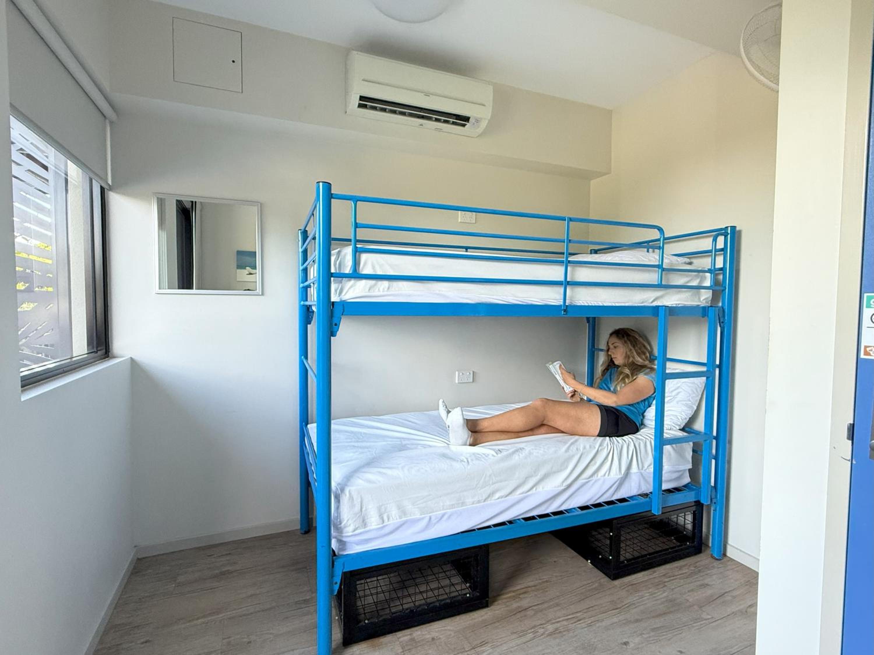 Standard Twin Room with Shared Bathroom (ages 18 - 35 only) photo 2