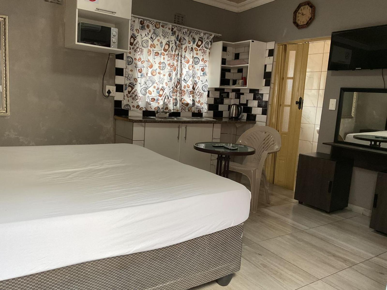 Standard Twin Room - Photo 17
