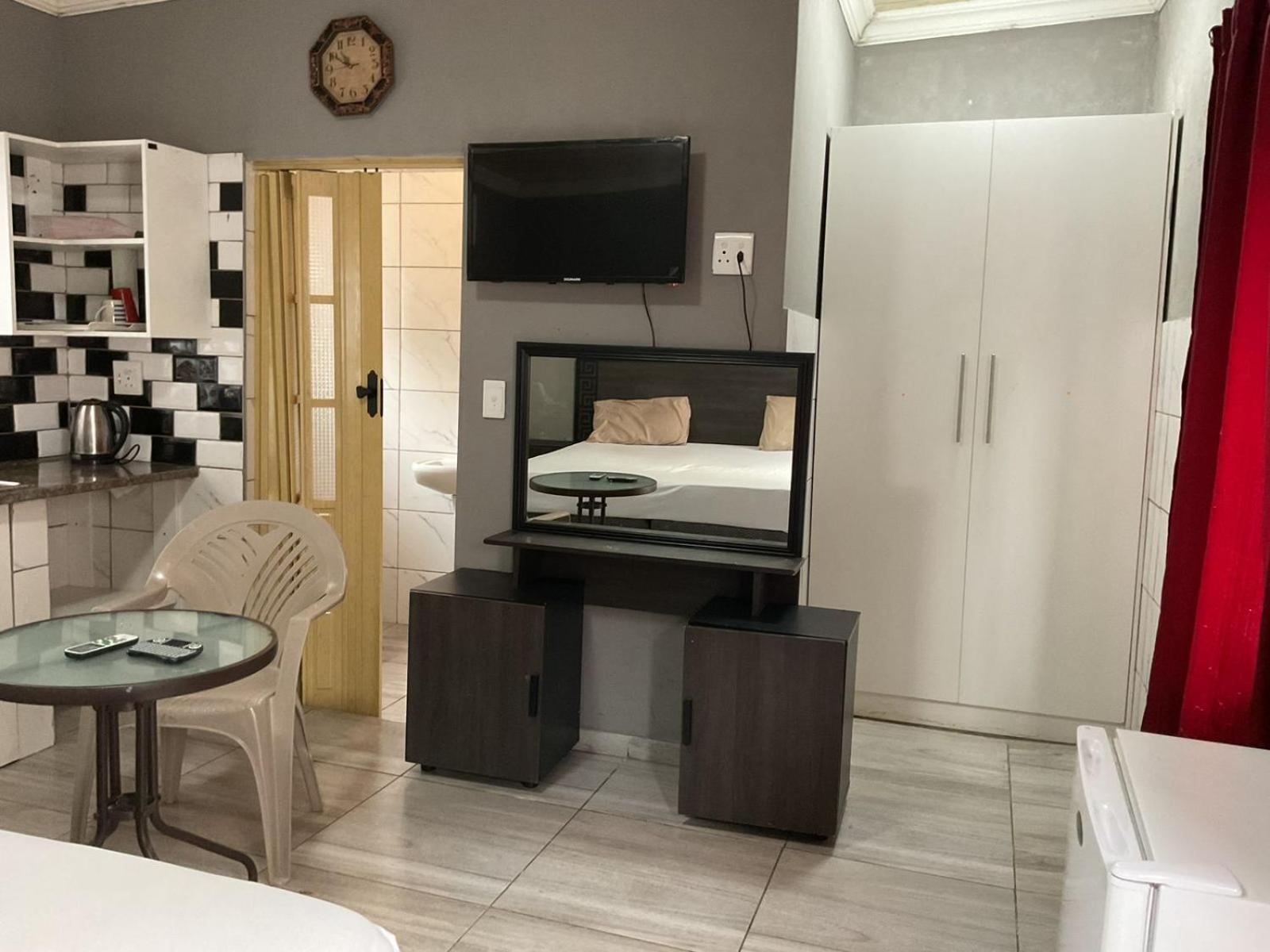 Standard Twin Room - Photo 16