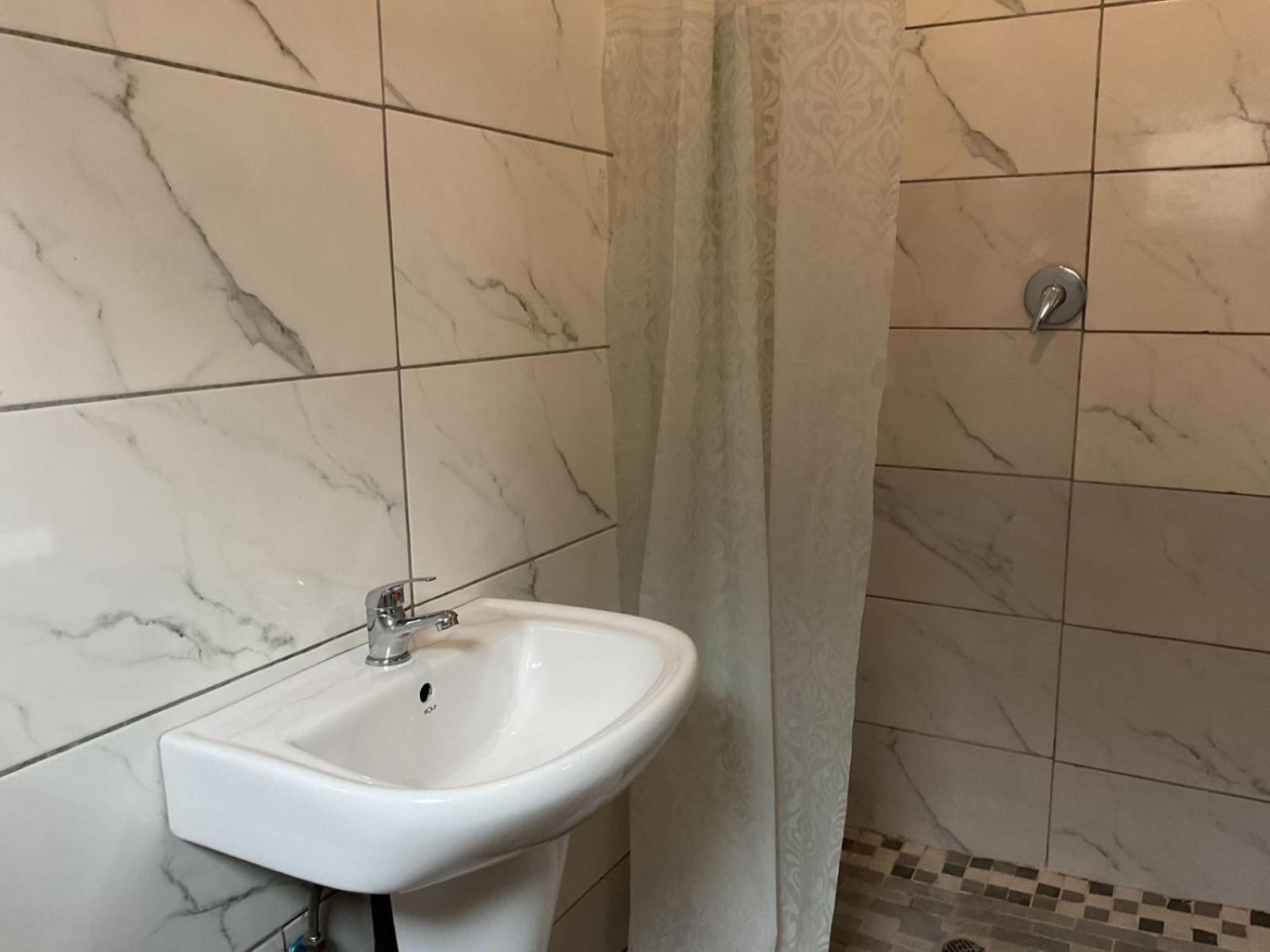 Standard Twin Room - Photo 14