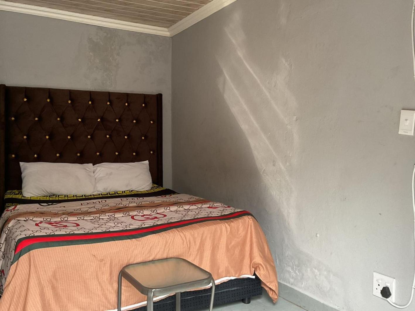 Standard Twin Room - Photo 3