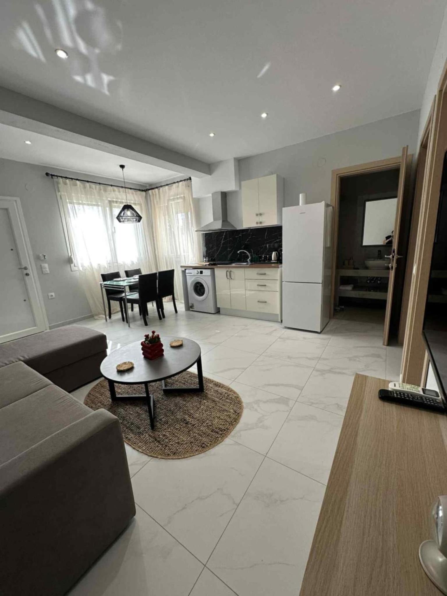 Deluxe Two-Bedroom Apartment with Garden View photo 3