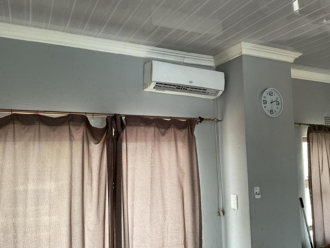 Standard Twin Room - Photo 9