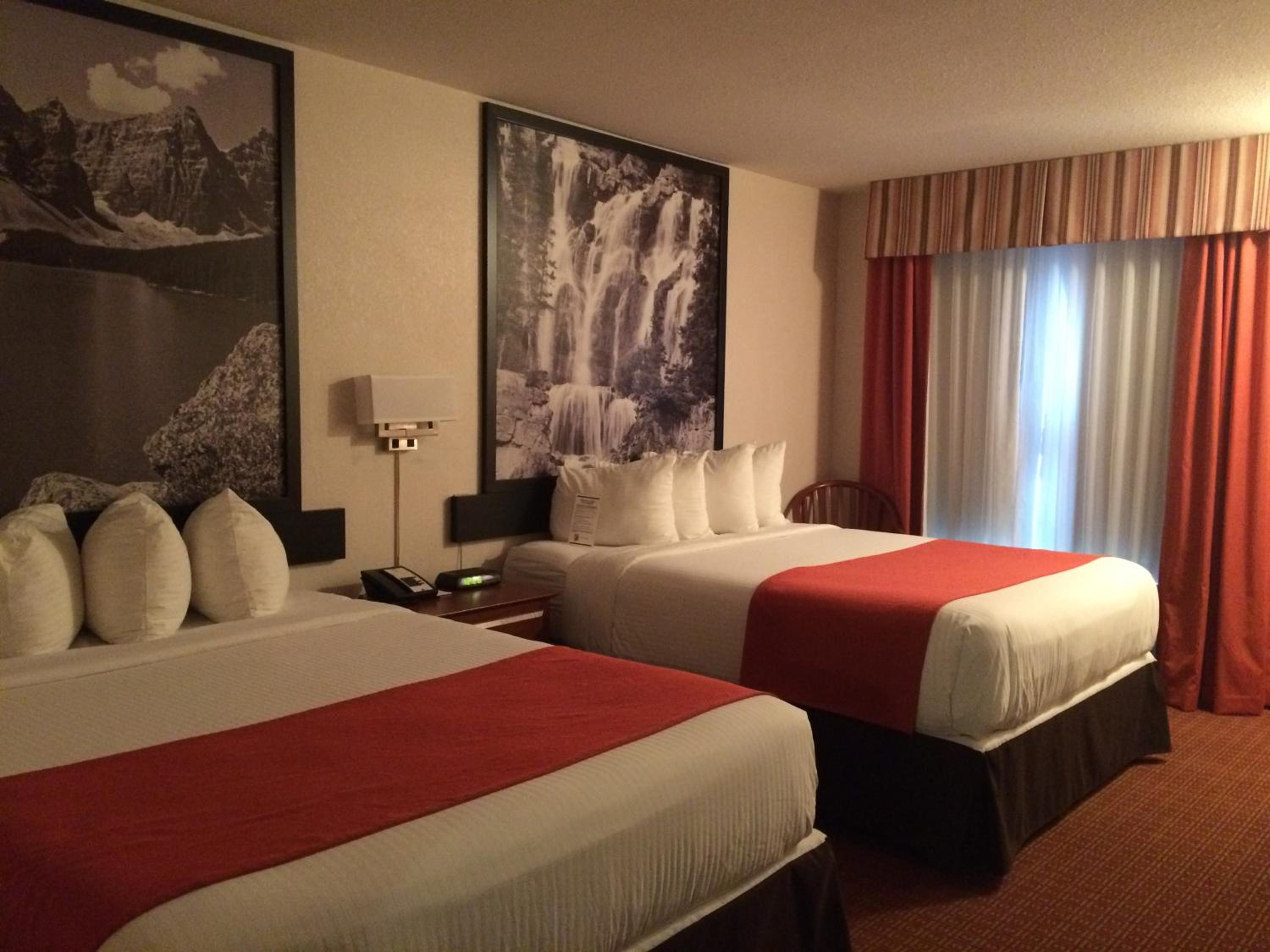 Queen Room with Two Queen Beds - Non-Smoking - Photo 8