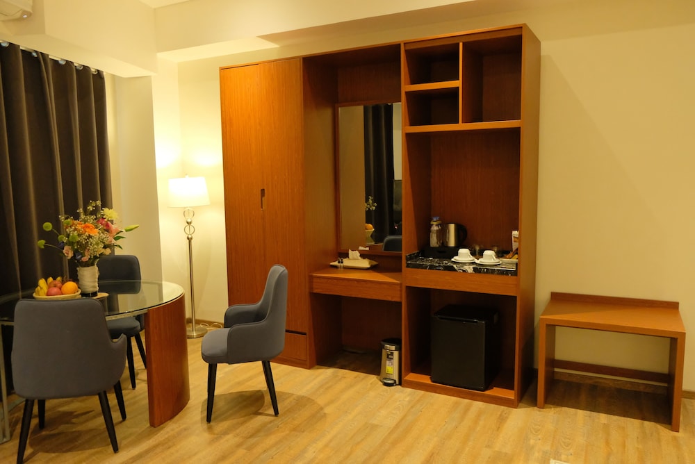 Executive Suite - Photo 5