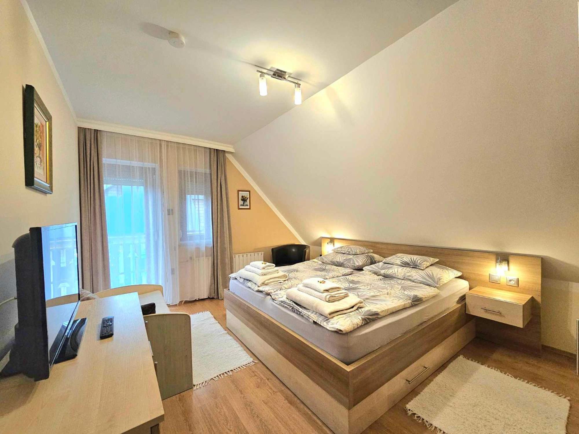 Two-Bedroom Apartment with Lake View photo 2