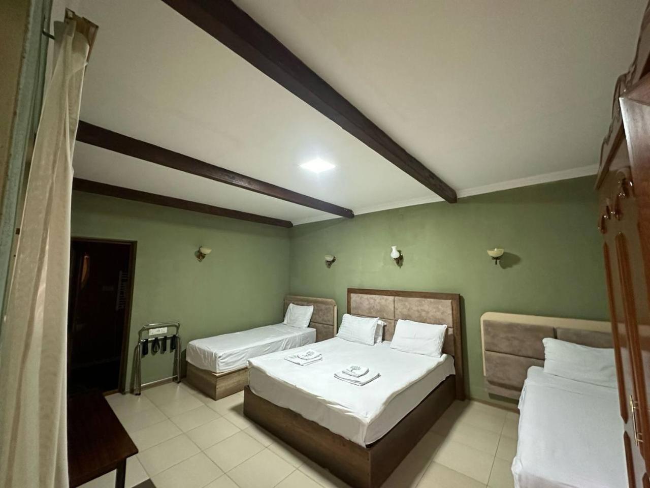 Economy Triple Room photo 2
