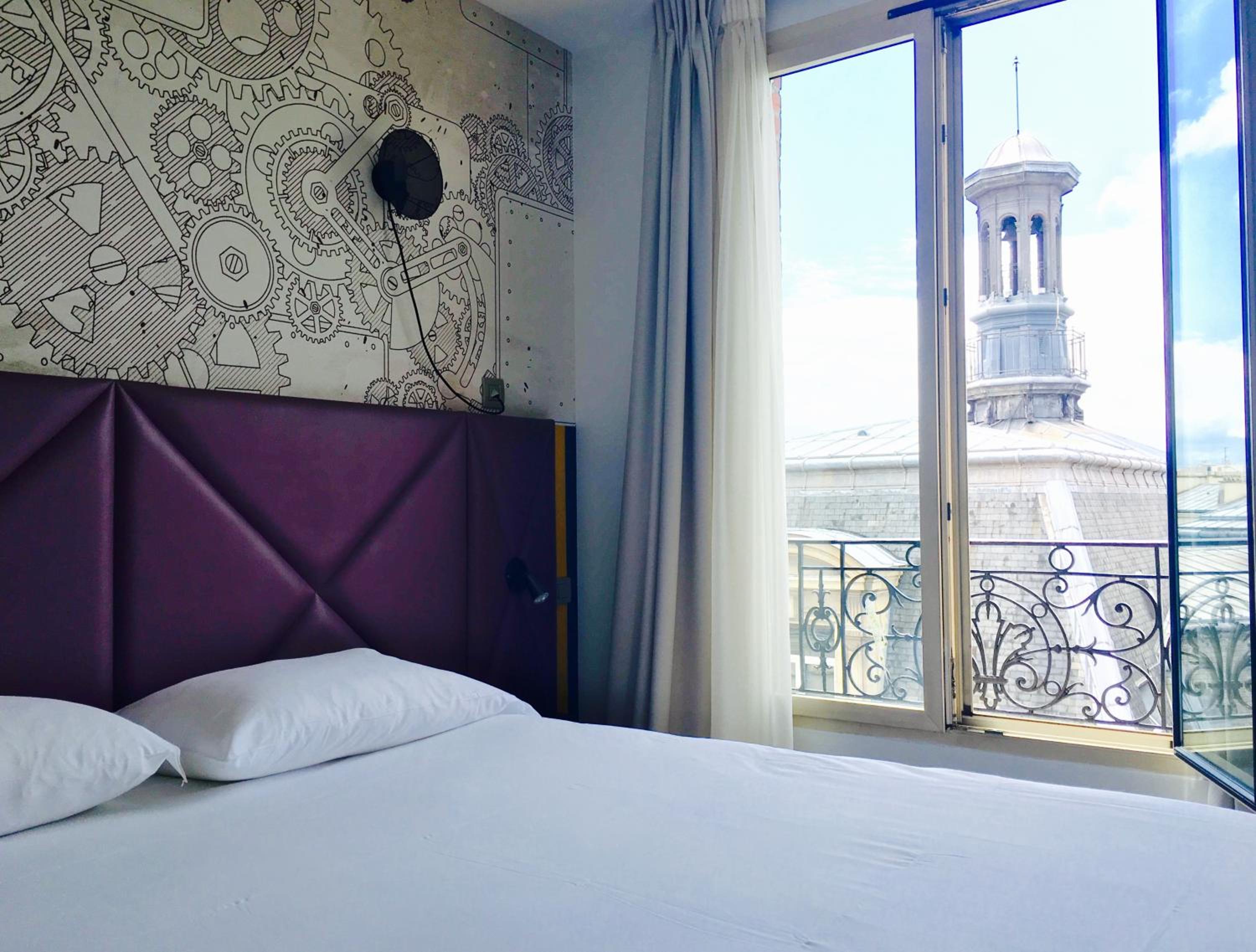 Standard Suite with One Double Bed and Two Single Beds - Photo 4