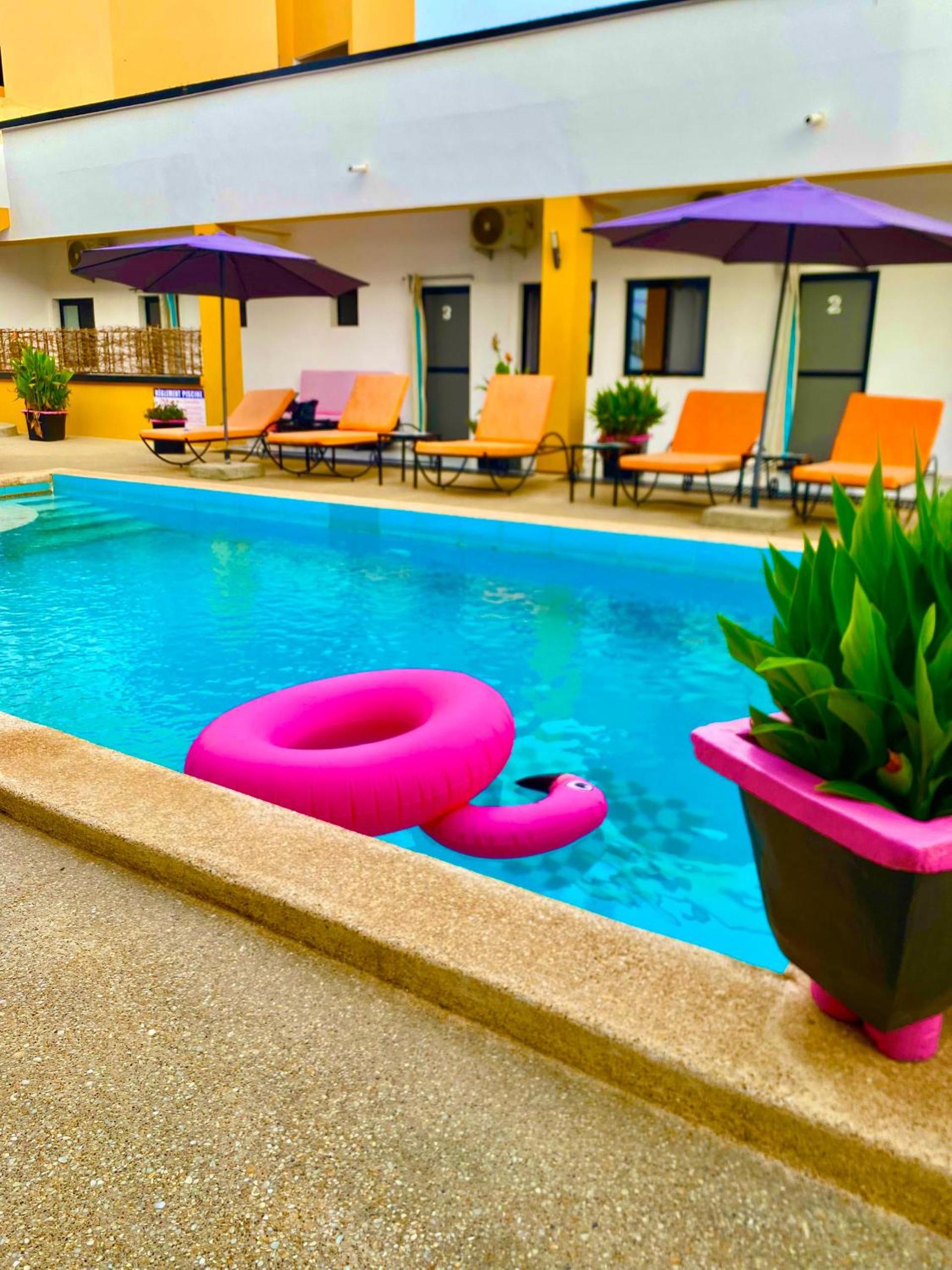 Apartment with Pool View