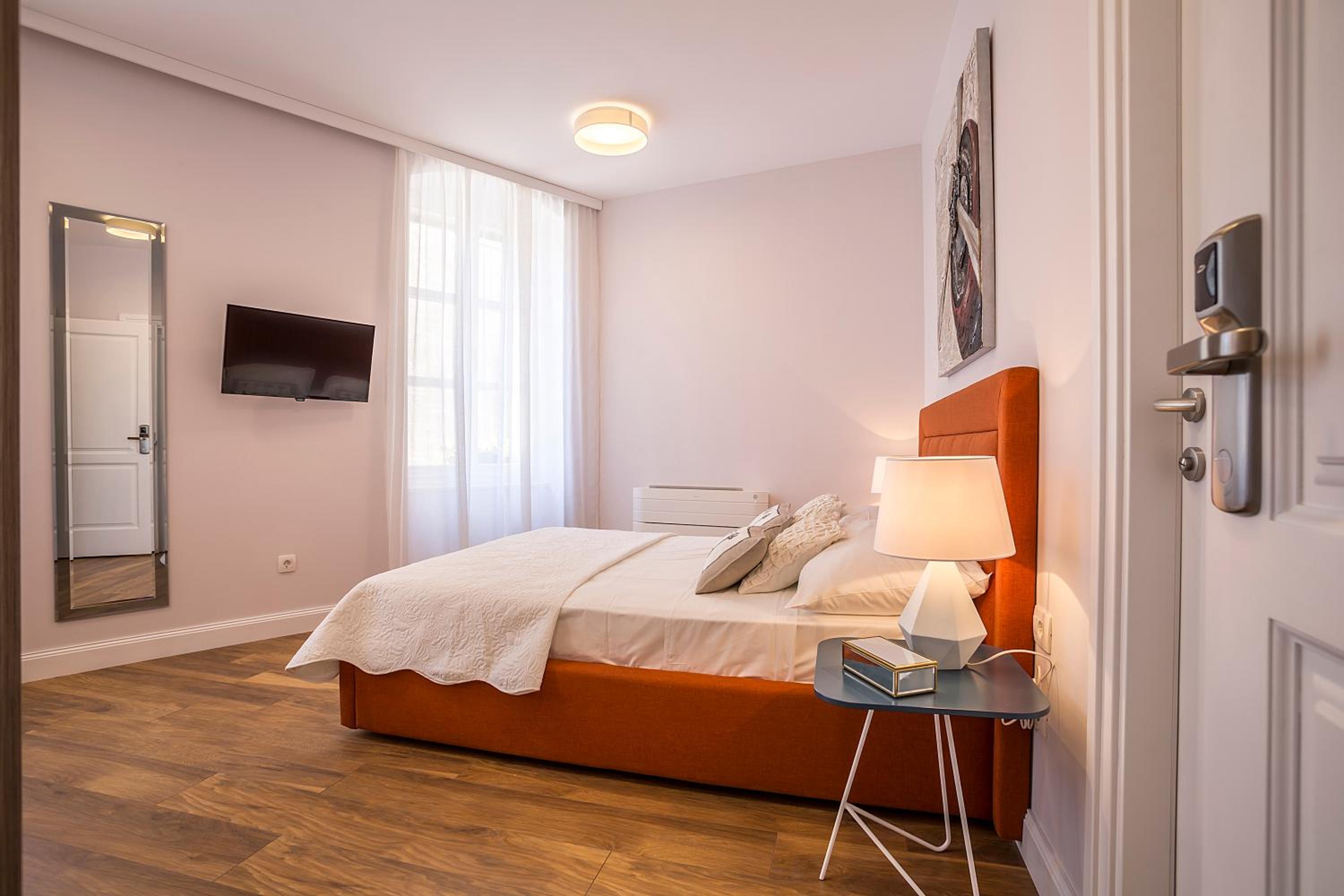 Deluxe King Room - Photo 1