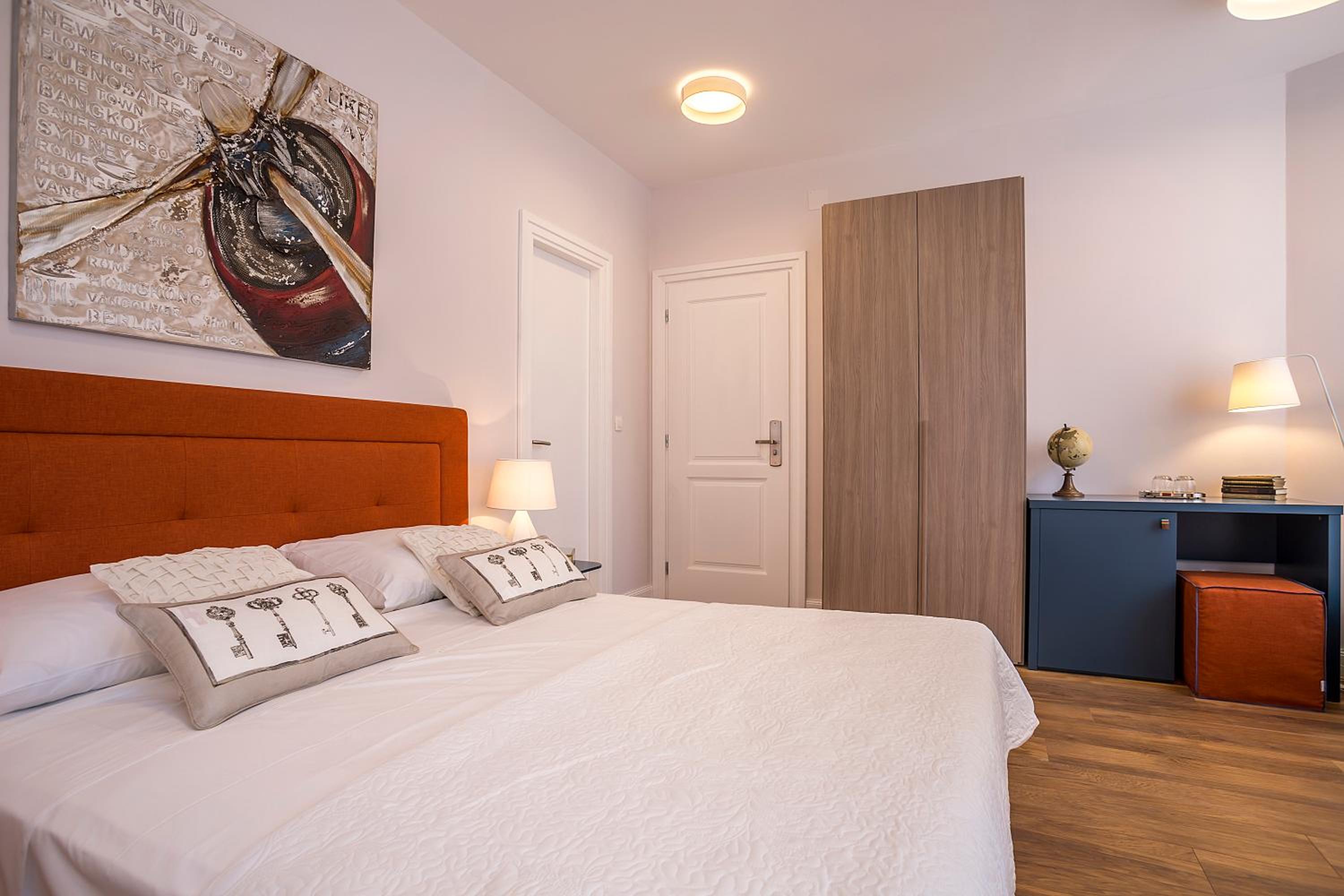 Deluxe King Room - Photo 5