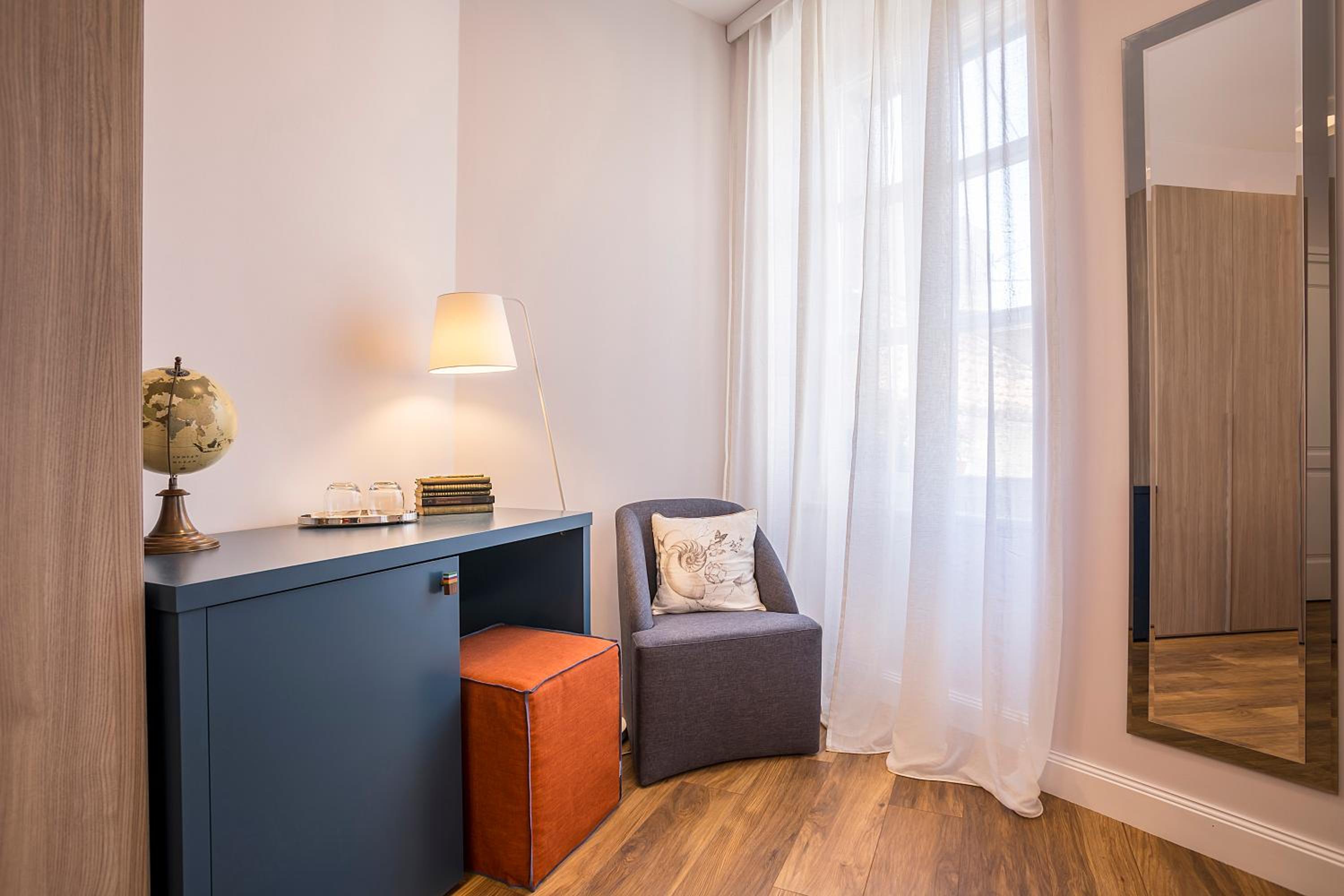 Deluxe King Room - Photo 2