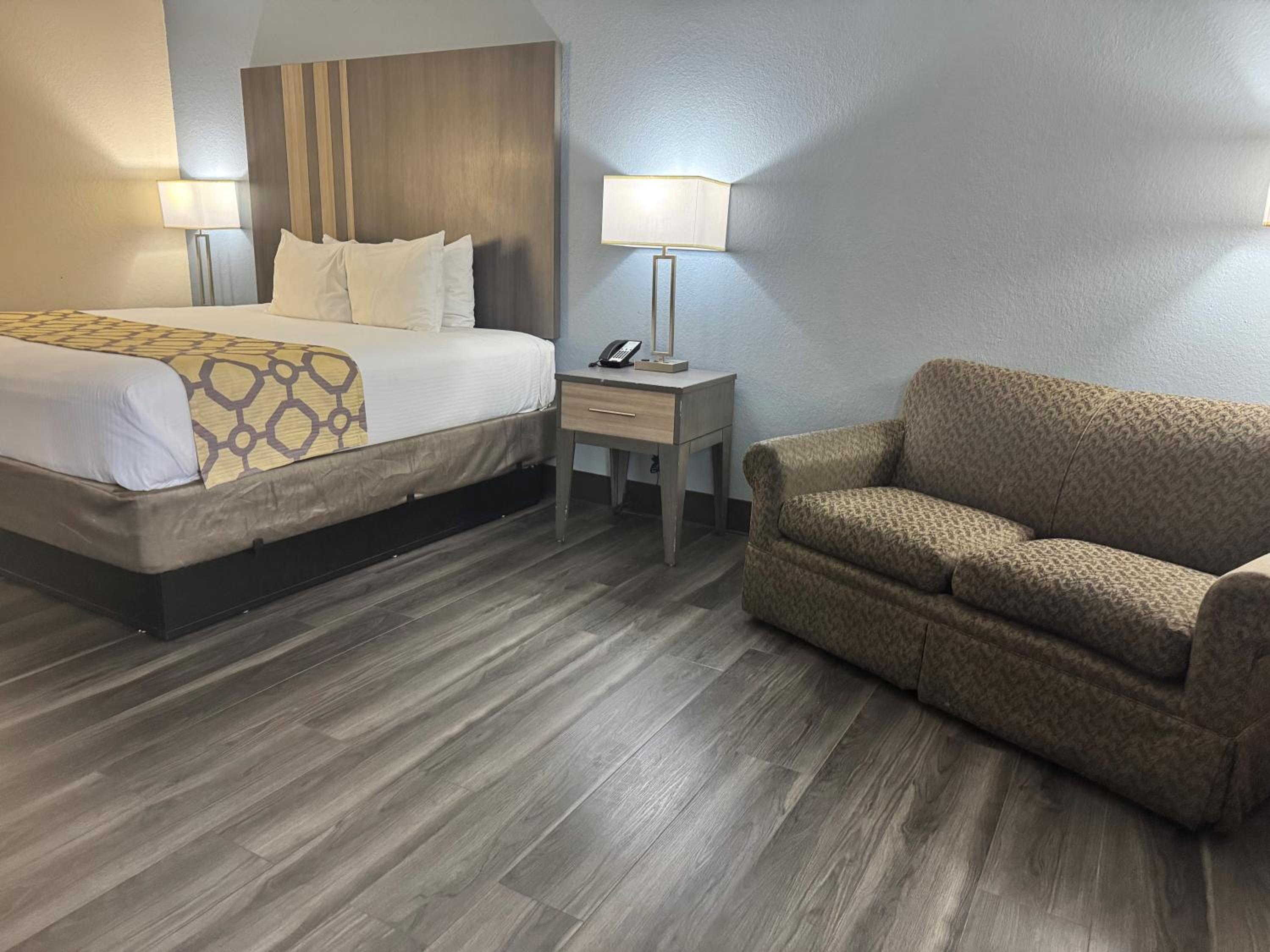 King Room - Pet Friendly/Non-Smoking - Photo 5